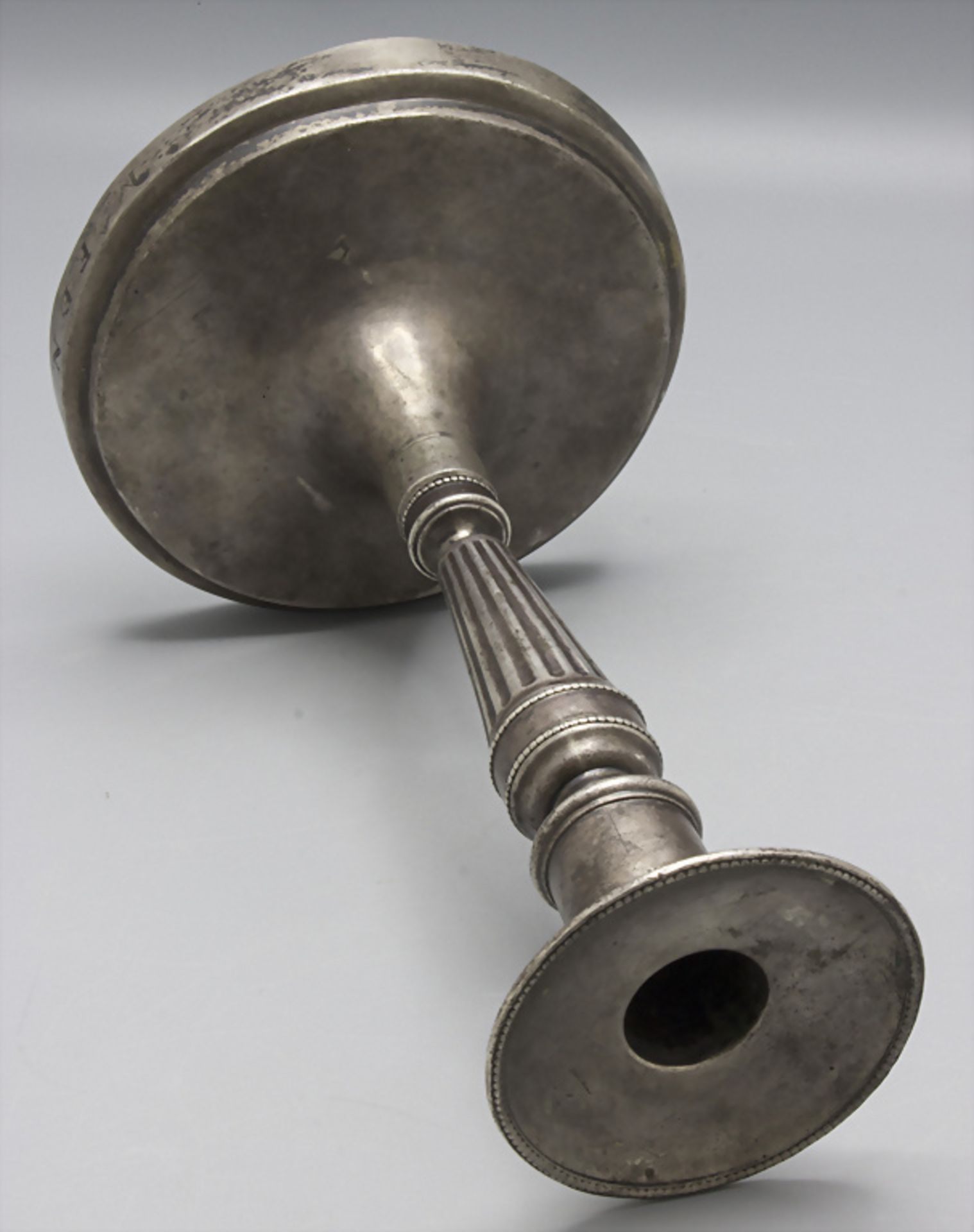 Louis Seize Kerzenleuchter / A silver Louis Seize candlestick, 18. Jh. - Bild 2 aus 5