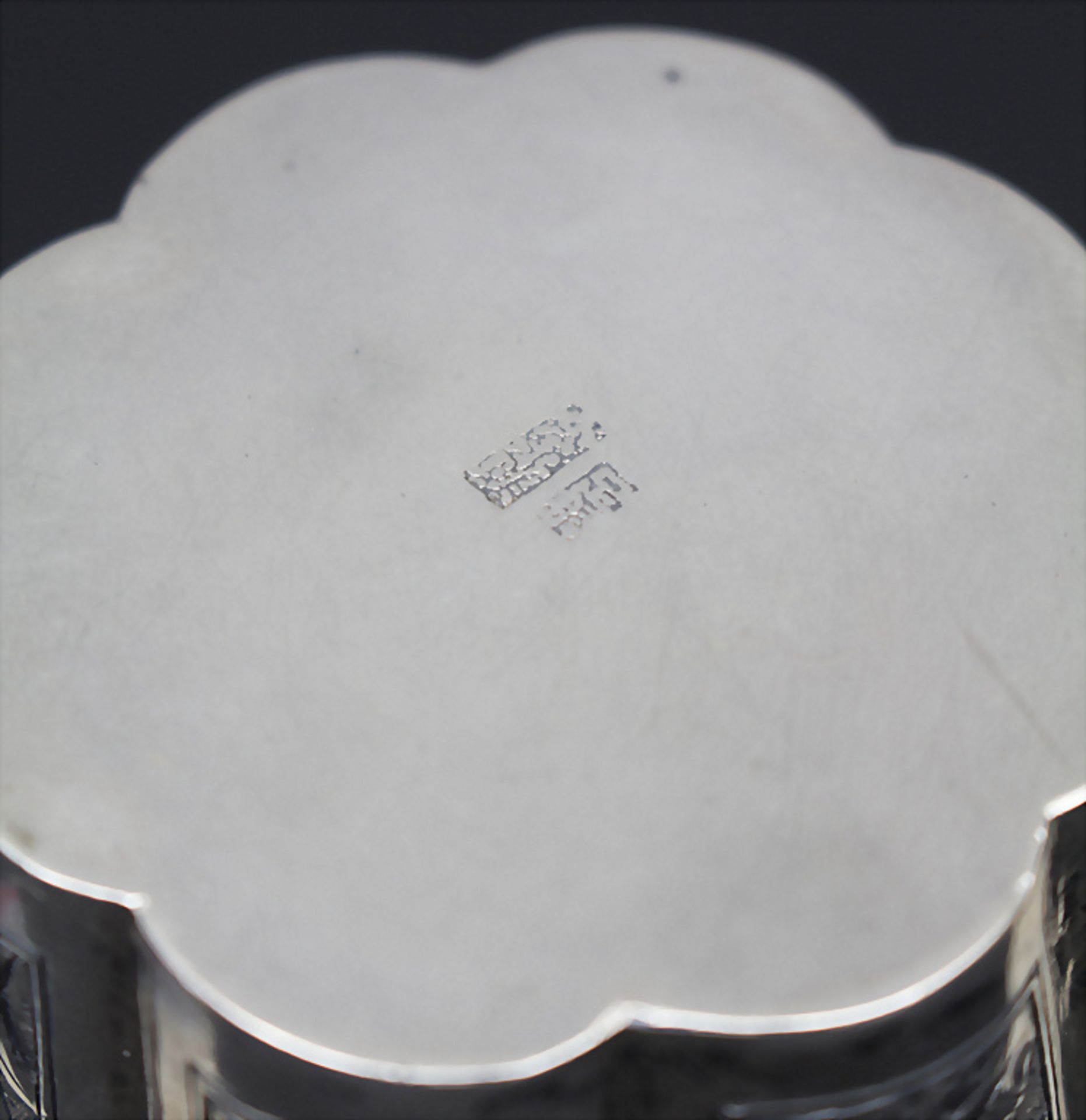 Achtpassiger Becher / A Chinese export silver beaker, TU TIAN XING, Jiujiang um 1900 - Image 6 of 7