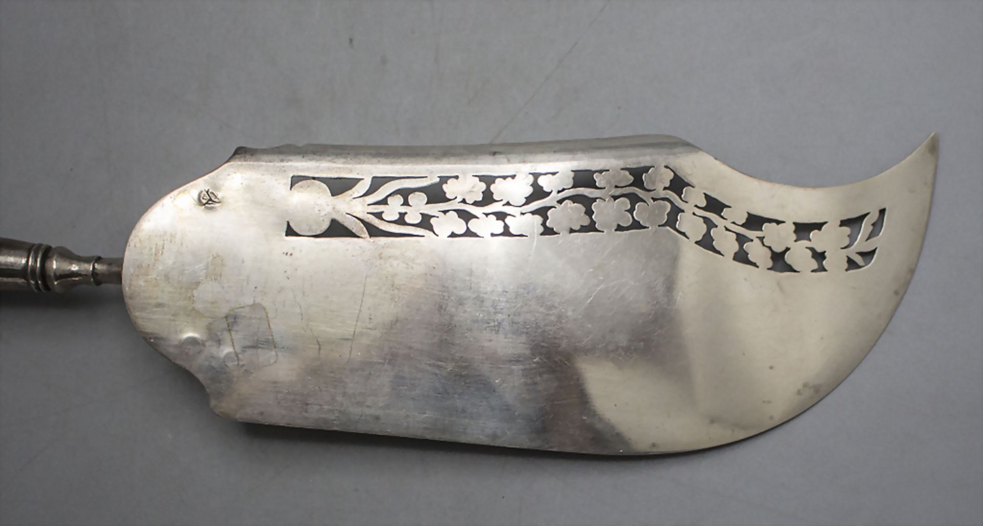 Fischheber / A silver fish server, Antoine Moranges, Paris, nach 1819 - Image 2 of 4