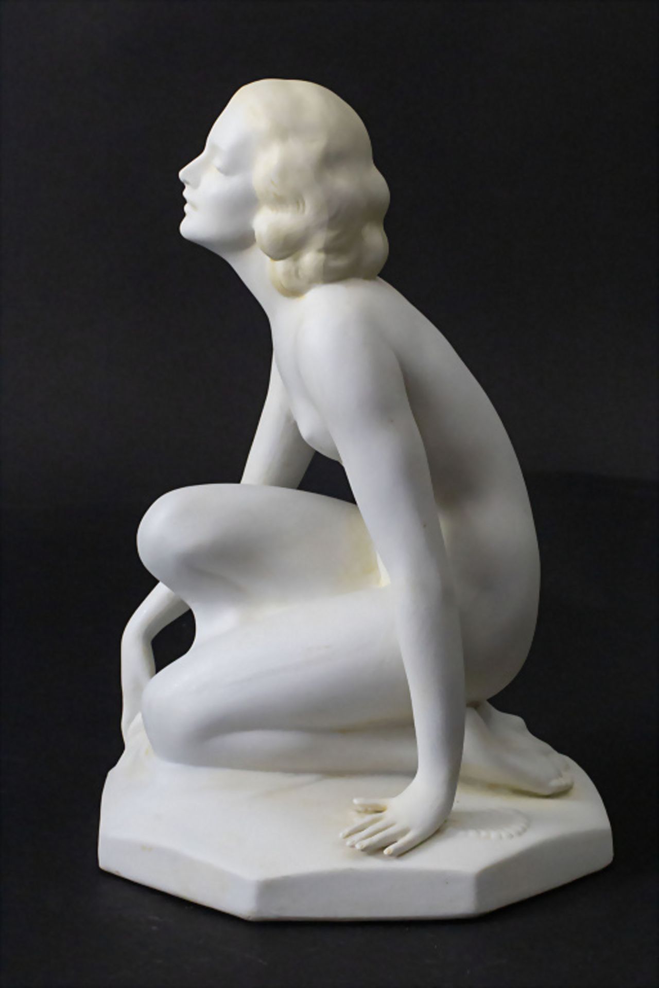 Art Déco Porzellanplastik 'Knieender Frauenakt' / An Art Deco porcelain figure 'A kneeling ... - Bild 8 aus 11