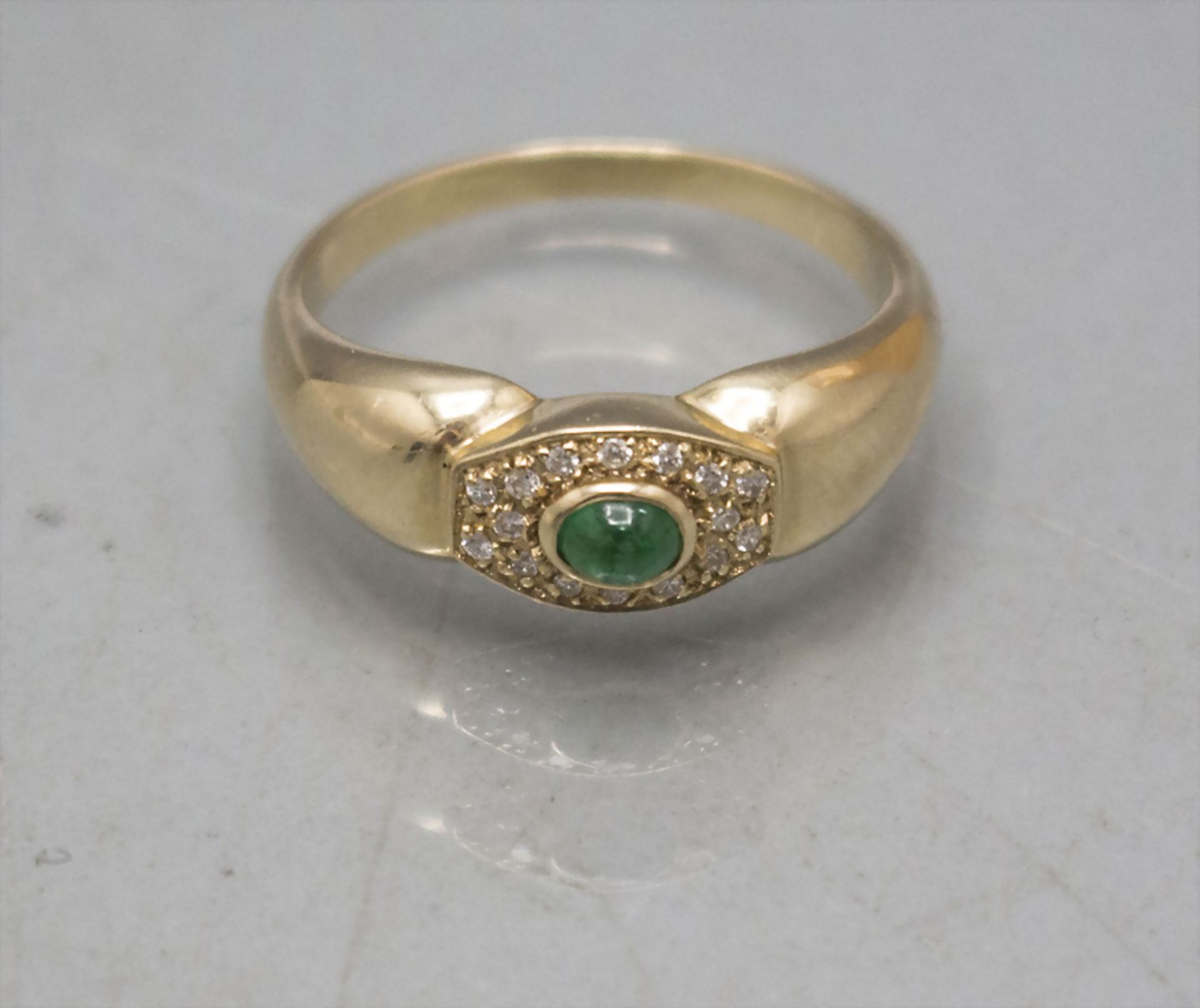 Damenring mit Smaragd und Brillanten / A ladies 14 ct gold ring with emerald and diamonds