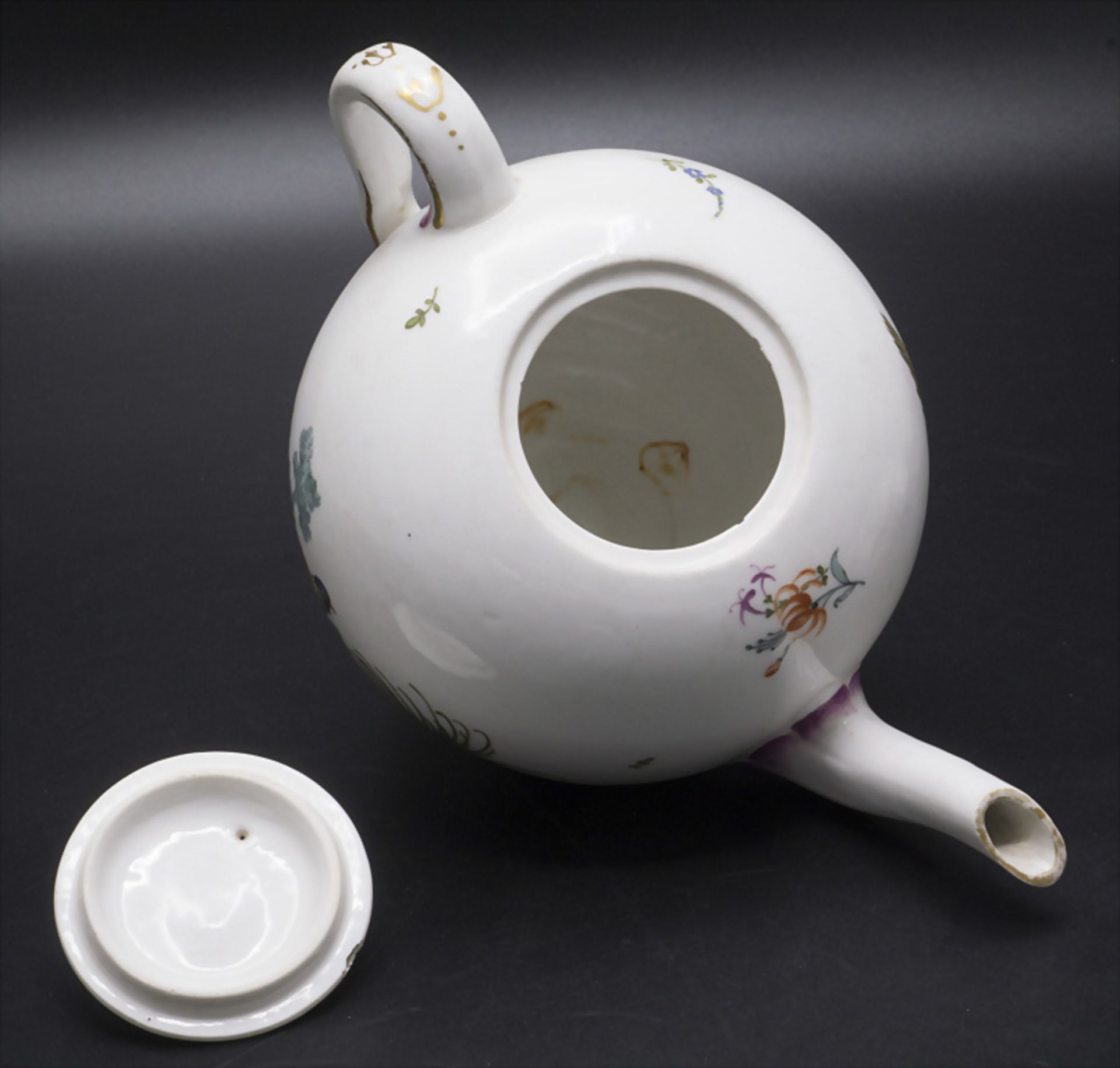 Teekanne mit galanter Szene / A tea pot with a courting scene, Frankenthal, um 1735 - Bild 3 aus 11