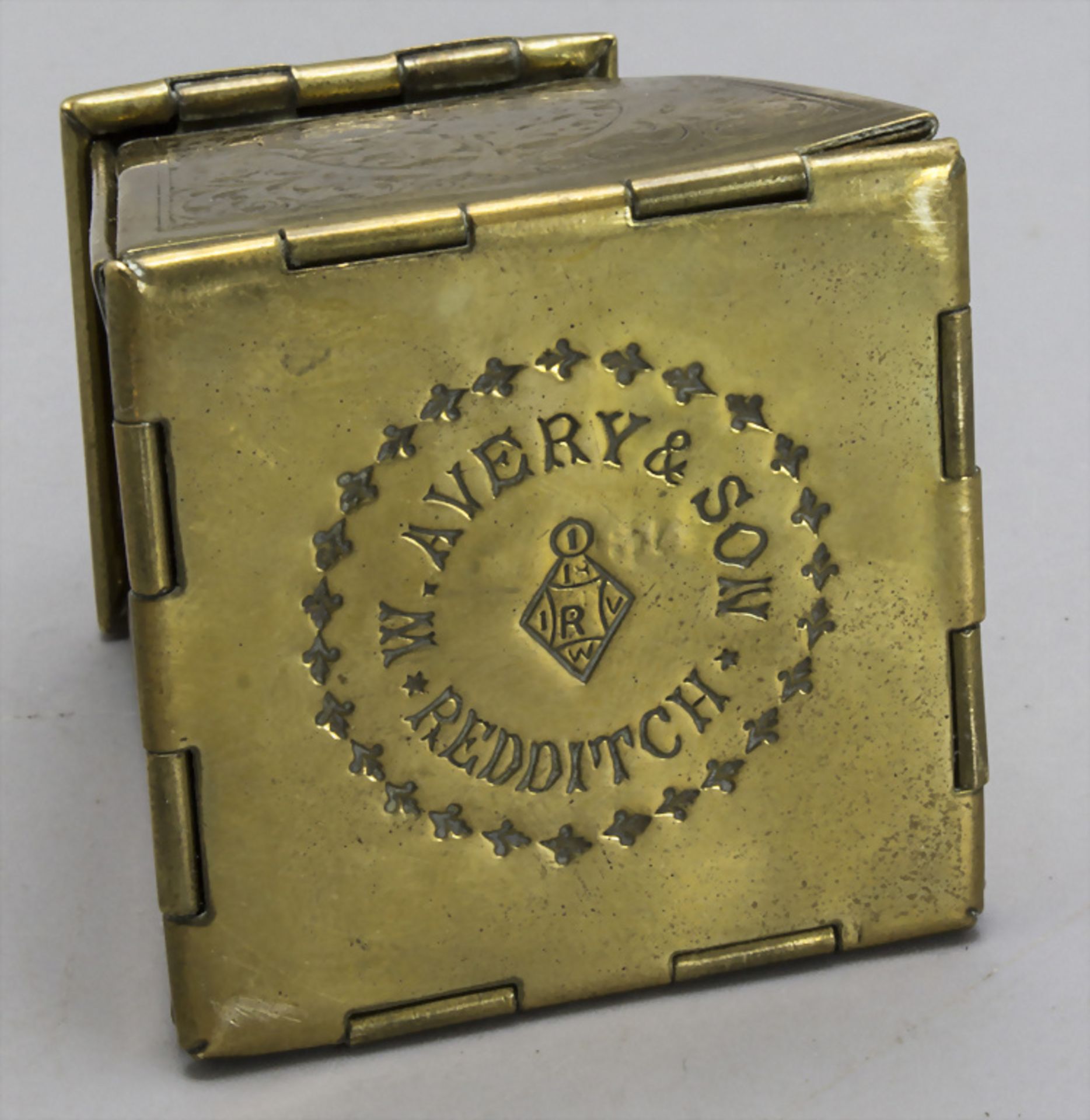 Klappbox als Nadeletui und -kissen / A rare folding brass postal weight pin cushion and needle ... - Image 3 of 9