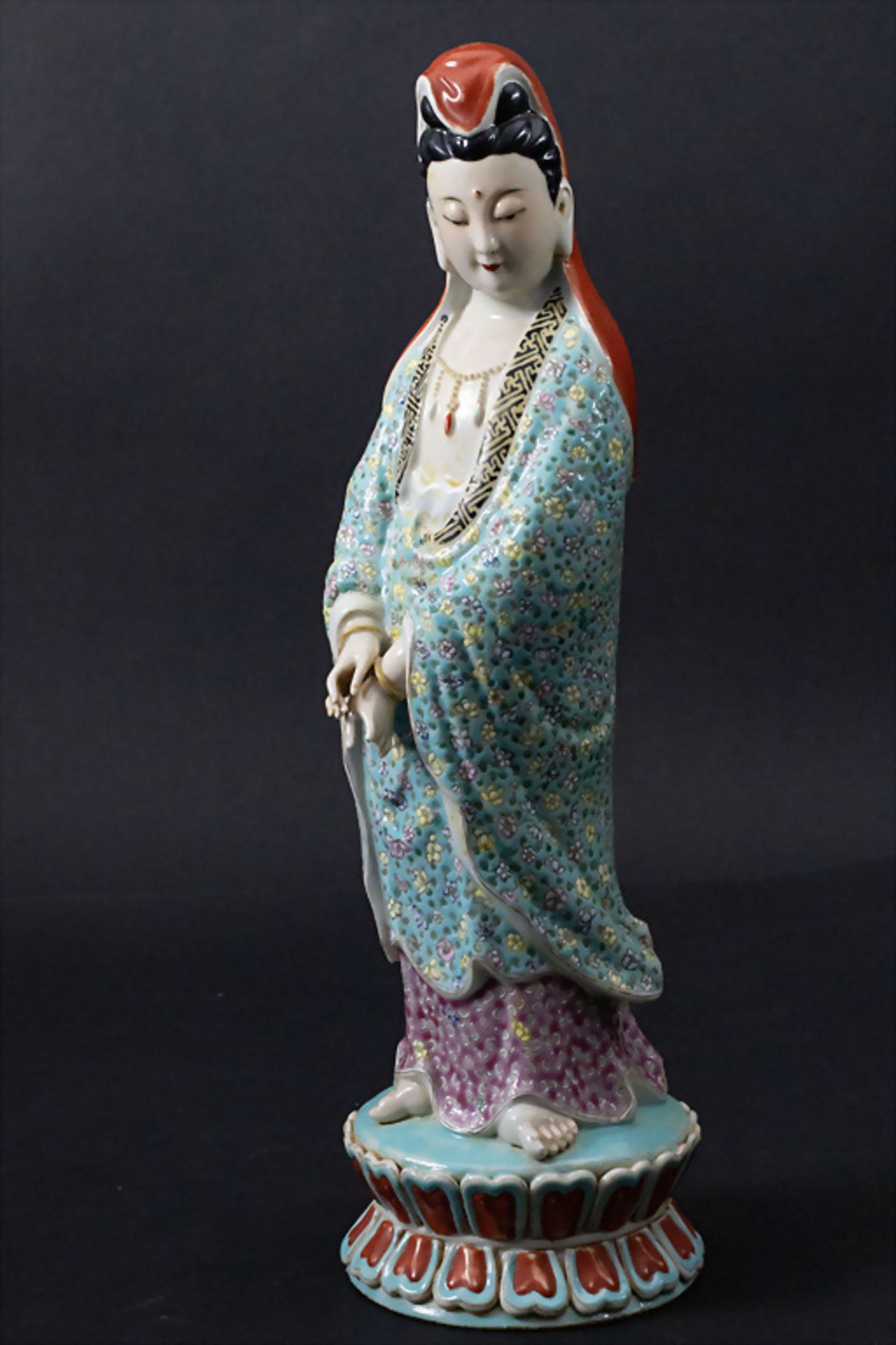 Große Guanyin auf zweireihigem Lotussockel / A grand Guanyin on a lotus pedestal, China, 20. Jh.