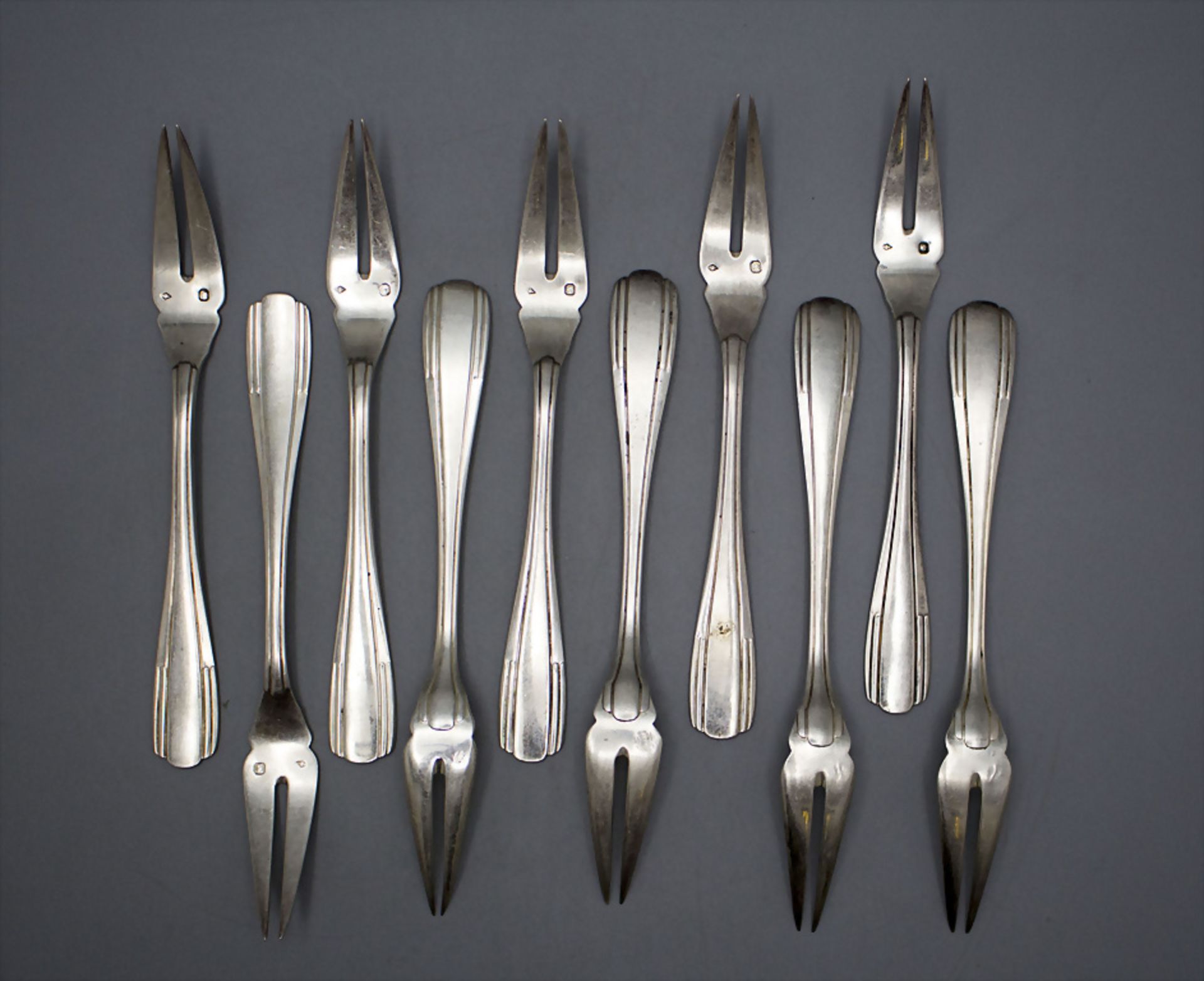 10 Art Déco Schneckengabeln / A set of 10 silver Art Deco snail forks, Paris, um 1925