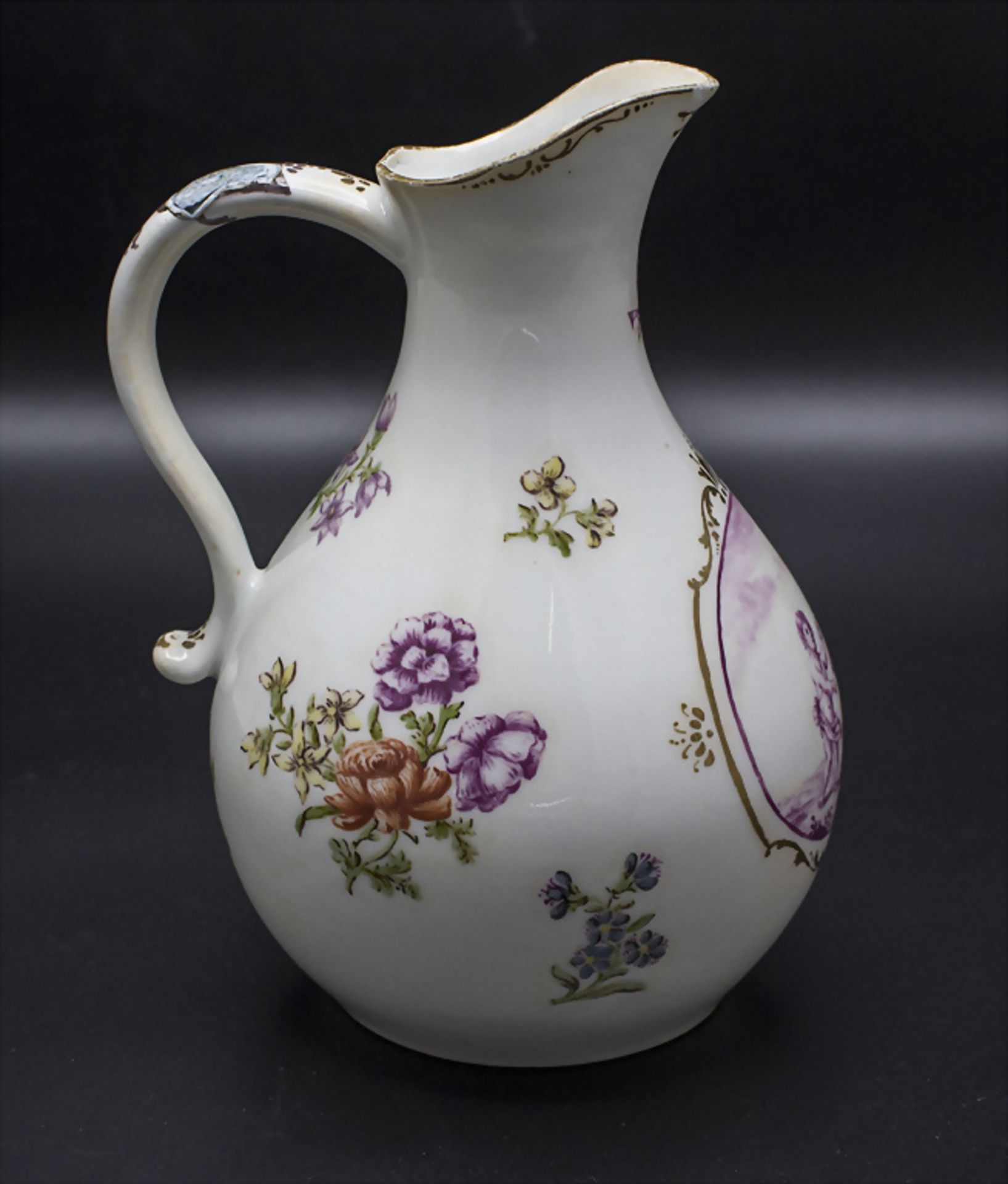 Henkelkrug mit Purpurmalerei / A porcelain jug with purple painting, 18. Jh. - Bild 4 aus 7