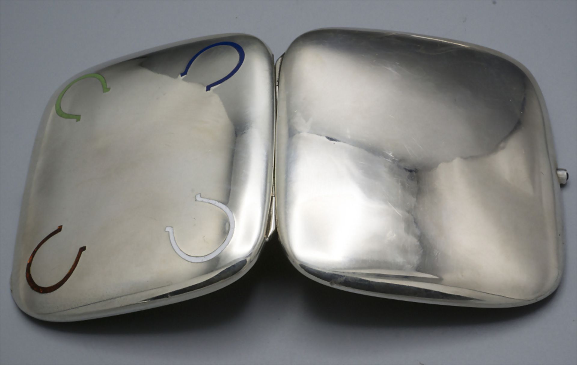Zigarettenetui mit Hufeisen / A silver cigarette case with enameled horseshoes, Louis ... - Image 2 of 5