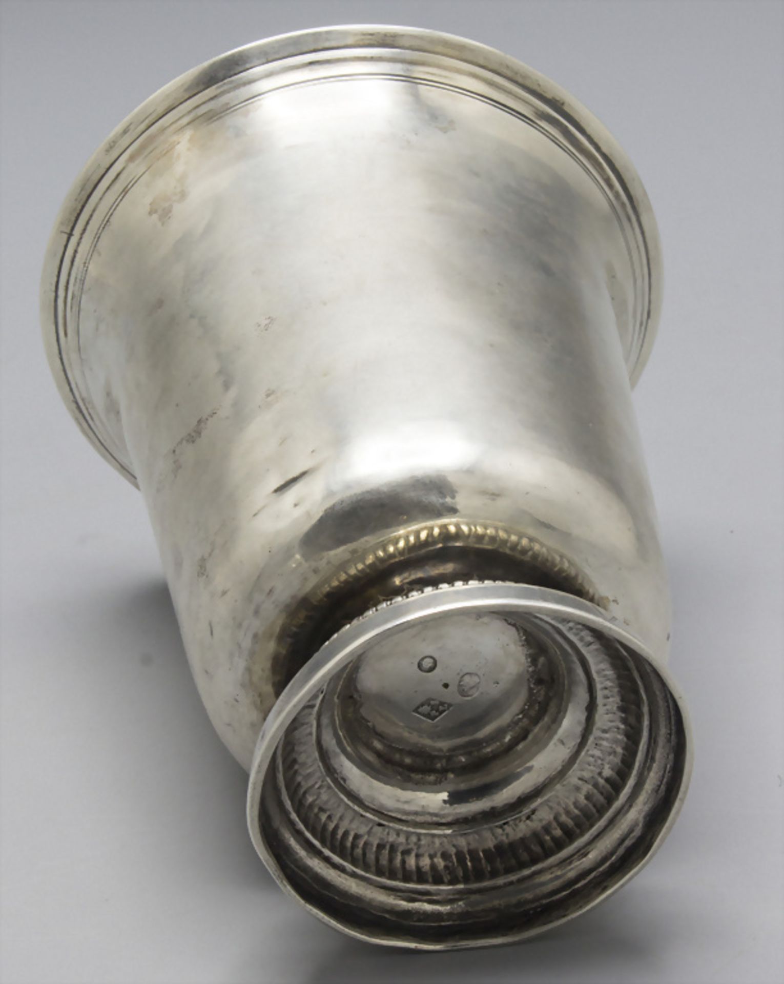 Glockenbecher / A bell shaped silver beaker, Orleans, nach 1798 - Image 4 of 5