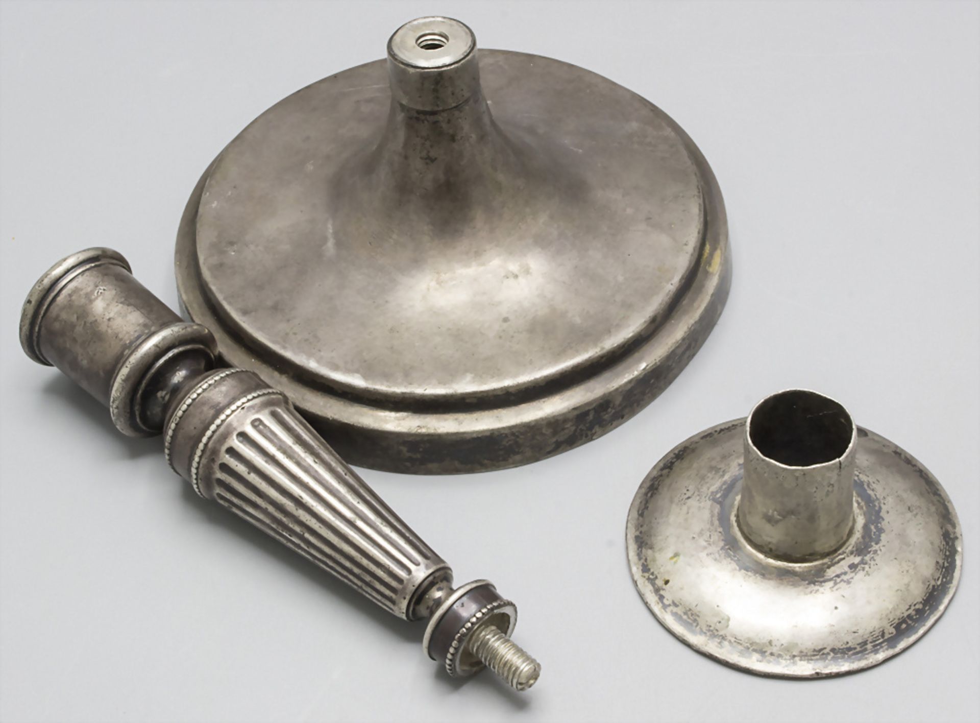 Louis Seize Kerzenleuchter / A silver Louis Seize candlestick, 18. Jh. - Bild 4 aus 5