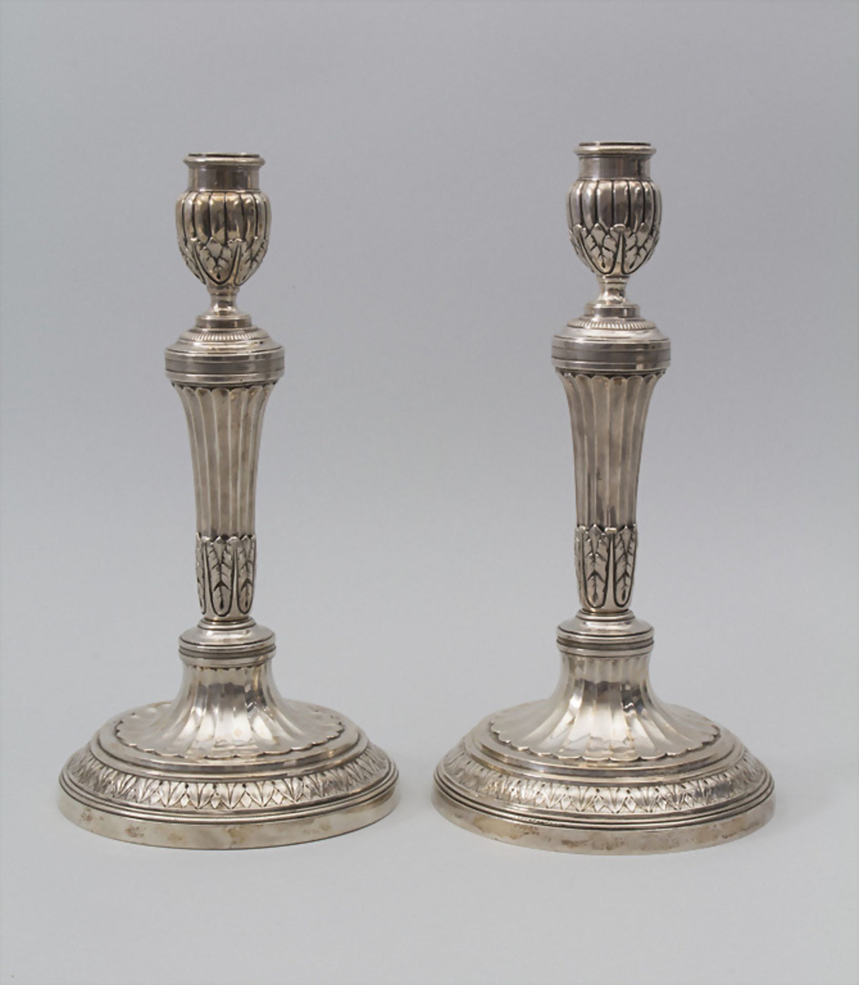Paar Louis-Seize-Leuchter / A pair of silver candlesticks, Jean Francois Roumier, Paris, um 1788