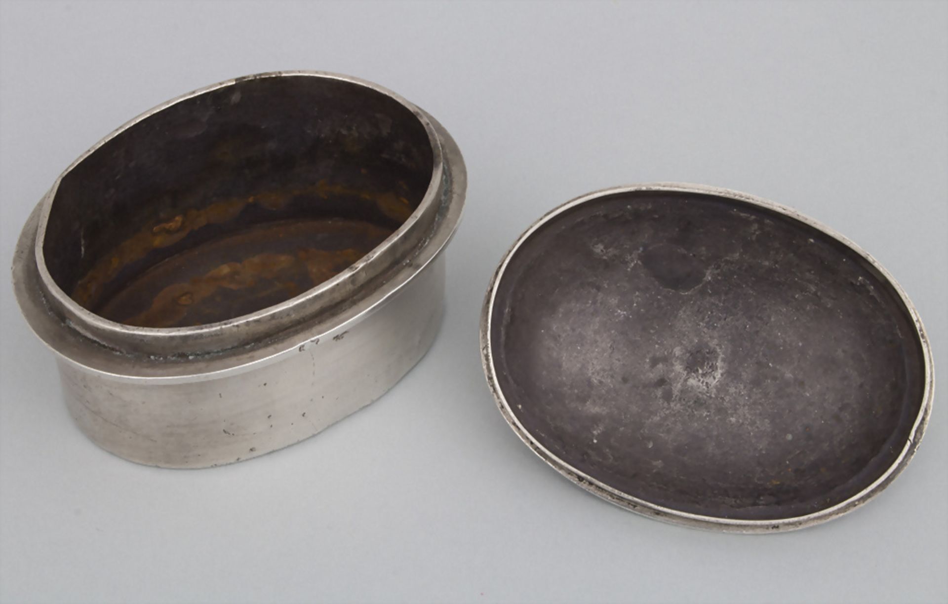 Kleine Deckeldose / A lidded silver box, Rennes, um 1780 - Image 3 of 6