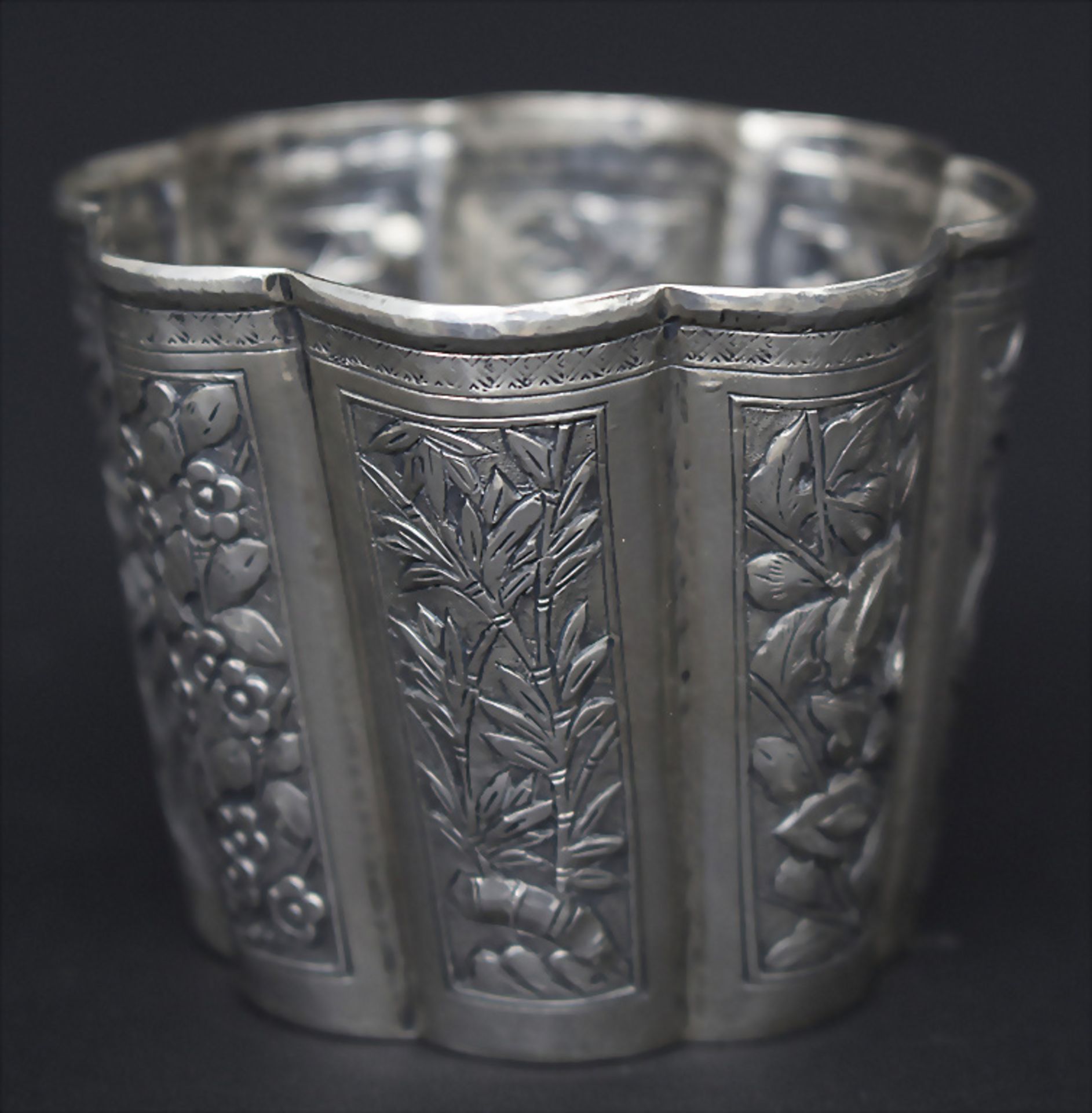 Achtpassiger Becher / A Chinese export silver beaker, TU TIAN XING, Jiujiang um 1900 - Bild 4 aus 7