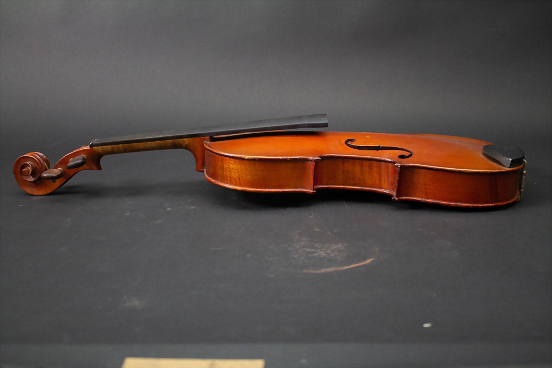 Violine mit 2 Bögen / A violin with 2 bows, Frankreich, Mitte 20. Jh. - Bild 9 aus 10