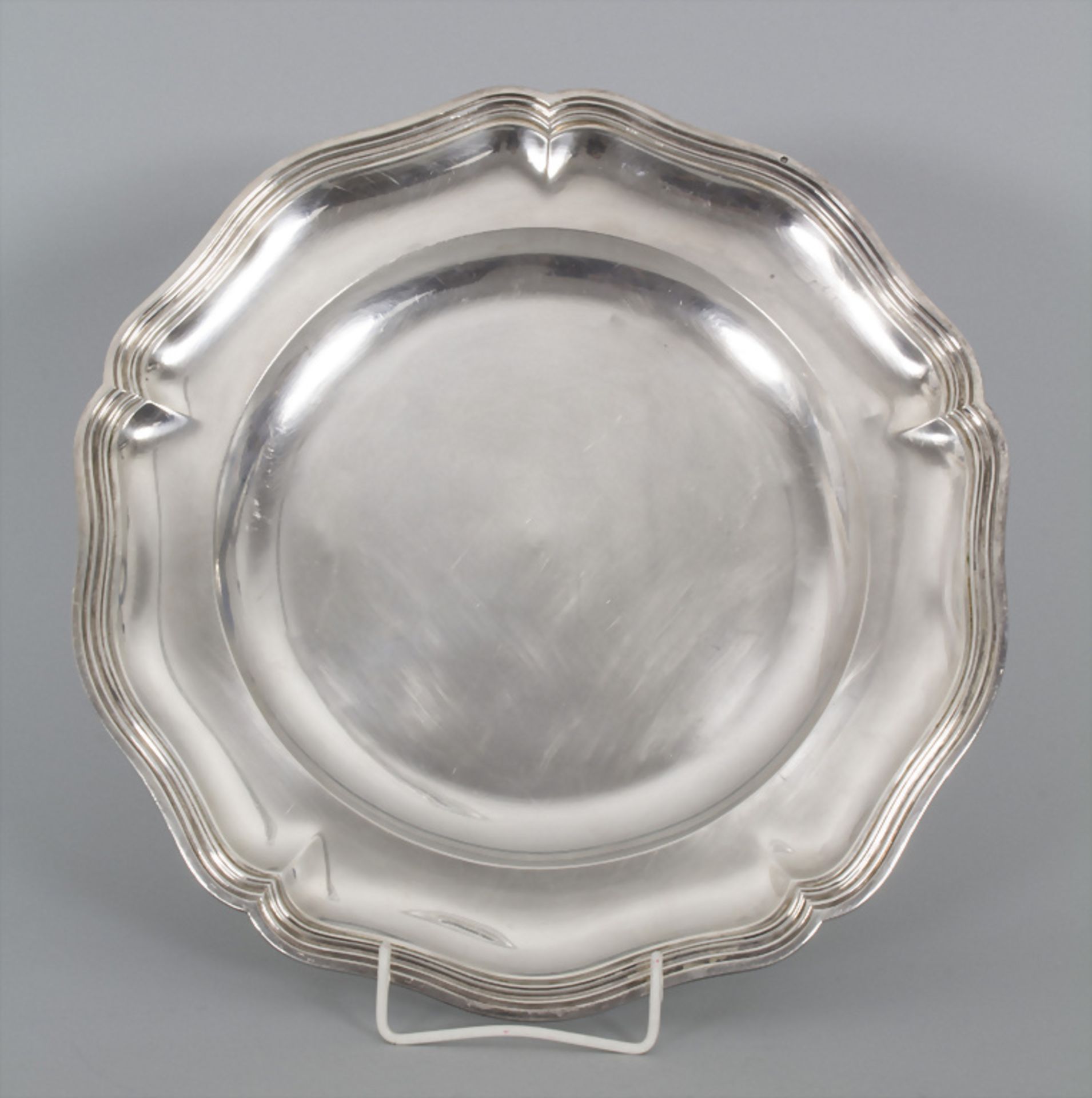 Runde Silberplatte / A silver platter, Frankreich, um 1900