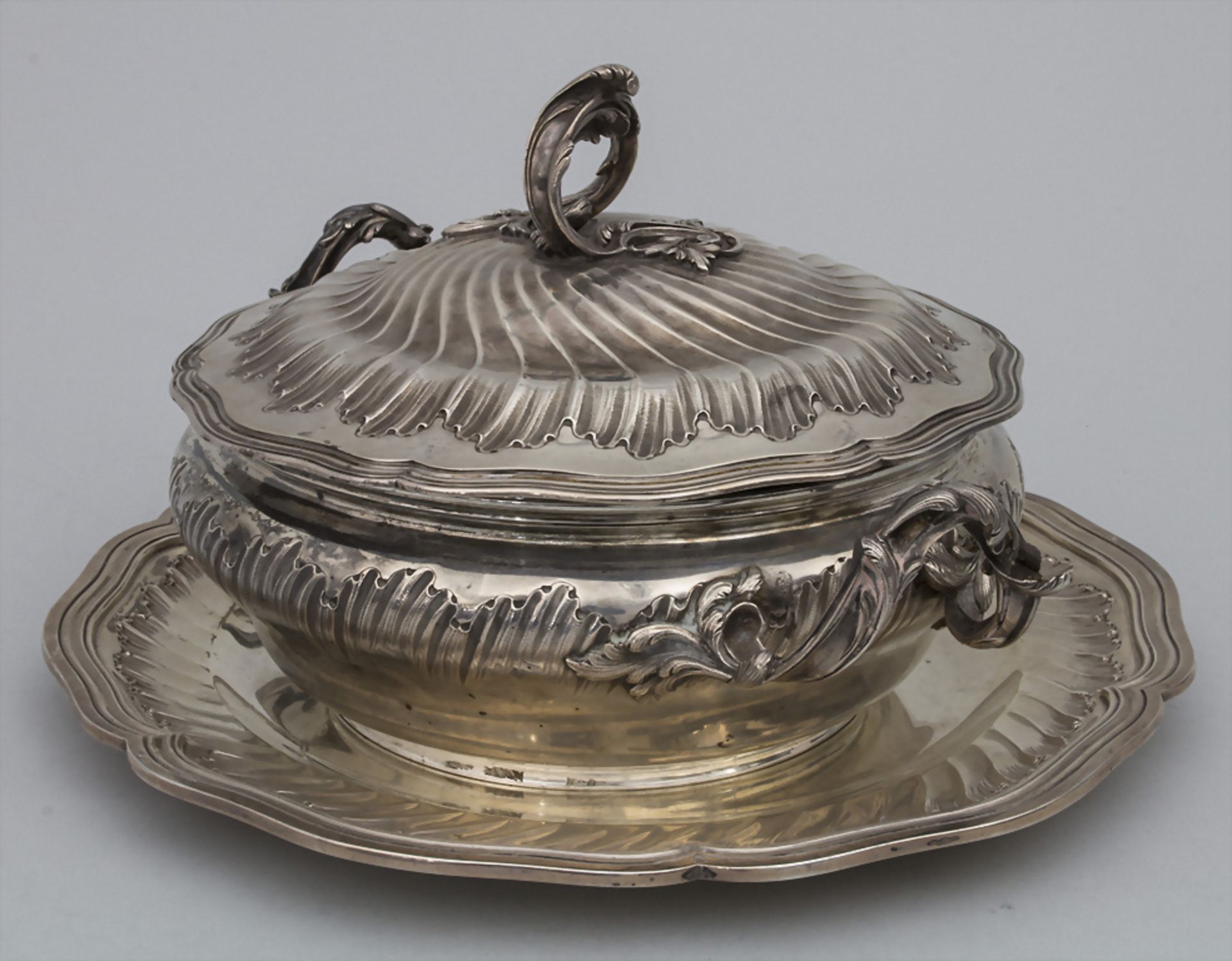 Legumier / Wöchnerinnenschüssel / A silver vegetable tureen with lining and cover, Paris, um 1900 - Bild 3 aus 13