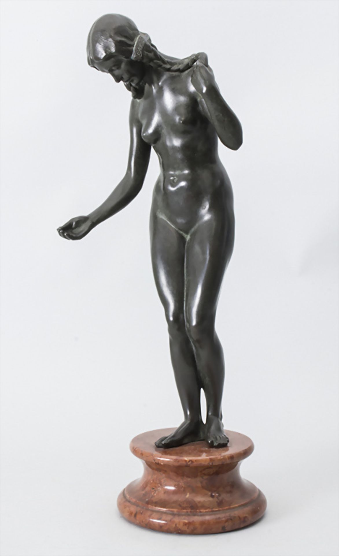 Bronzeplastik 'Weiblicher Akt mit Flechtzöpfen' / A bronze sculpture 'female nude with ... - Image 3 of 9