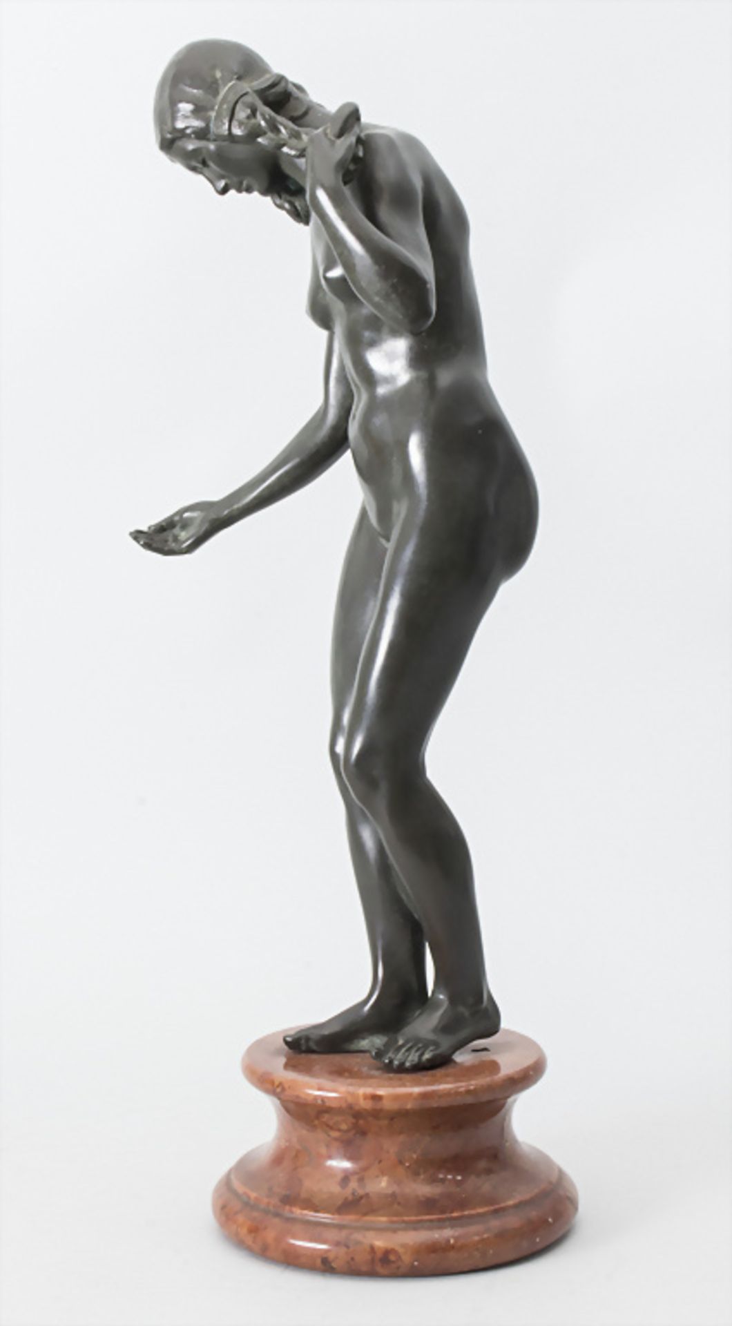 Bronzeplastik 'Weiblicher Akt mit Flechtzöpfen' / A bronze sculpture 'female nude with ... - Image 7 of 9