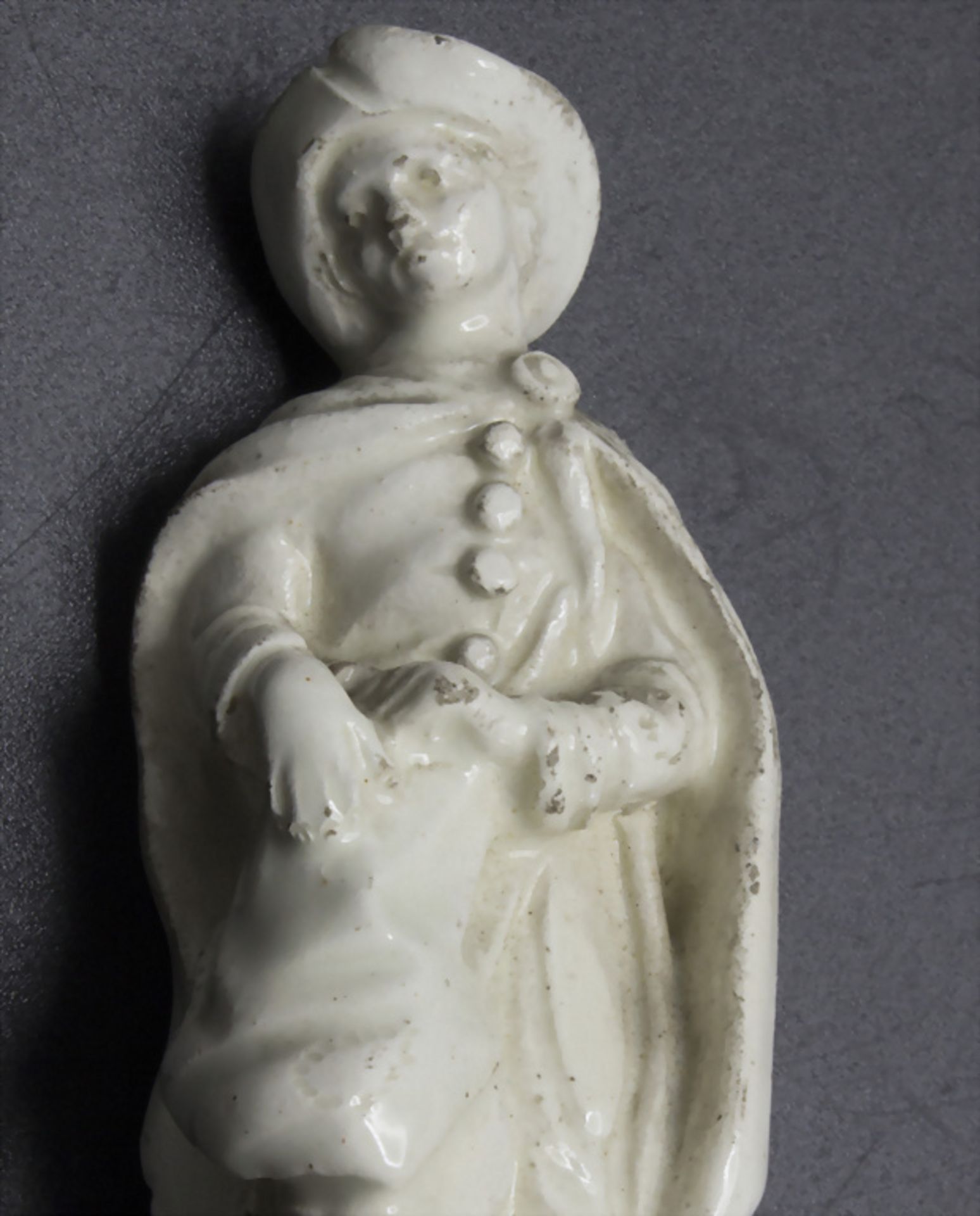 Frühe Fayence Figur eines Bauern / A faience figurine of a peasant, 18. Jh. - Image 5 of 5