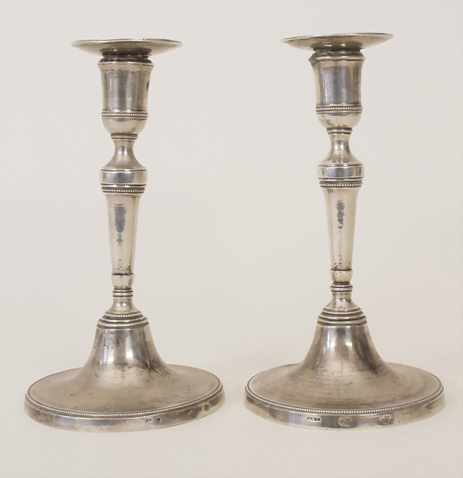 Paar Louis XVI Leuchter / A pair of Louis-seize silver candlesticks, Noia, um 1780