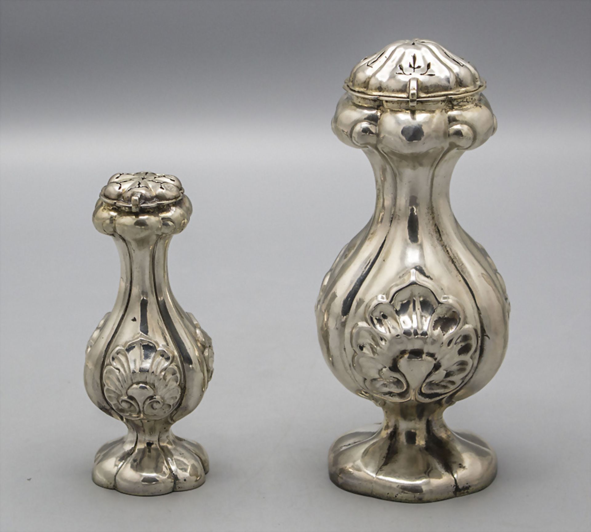 Zwei Zuckerstreuer / Two silver sugar shaker, Wien, um 1857