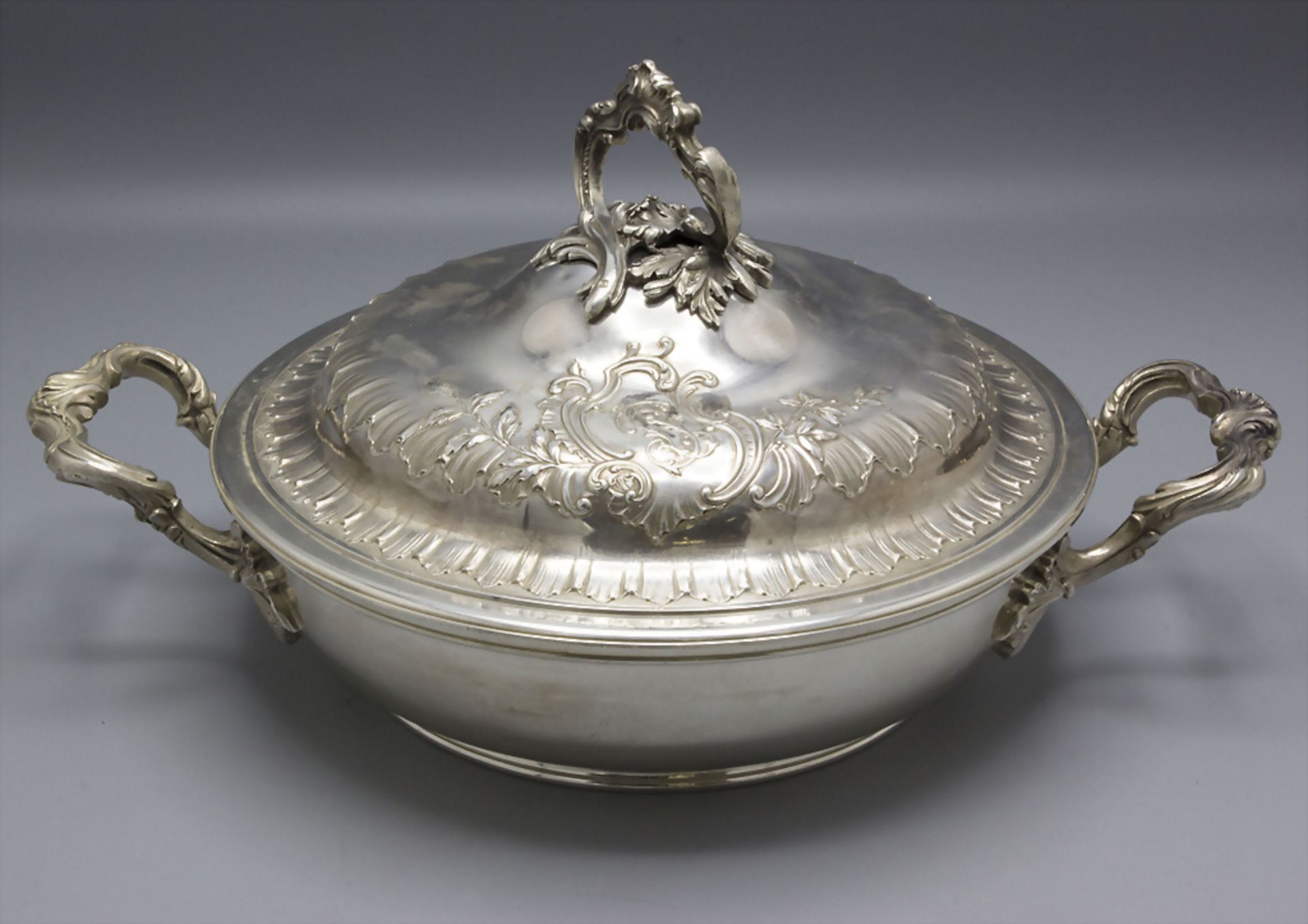 Deckelterrine / A covered silver tureen / Légumier en argent massif, Grognier-Armand, Lyon, um 1900