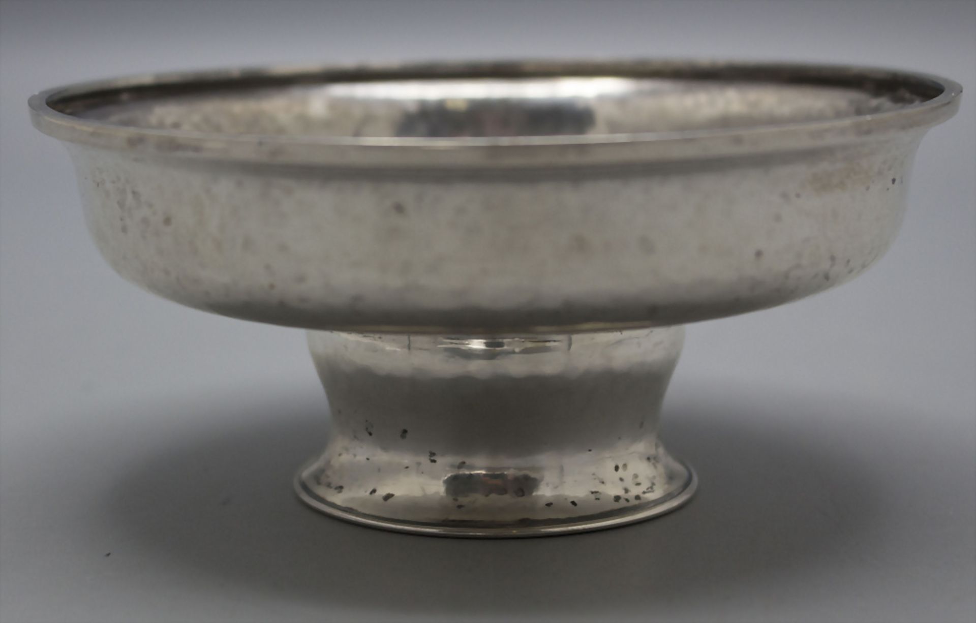 Kerzenhalter mit Hammerschlagdekor / A silver candle holder, wohl Adolf Mayer sen., ... - Image 2 of 3