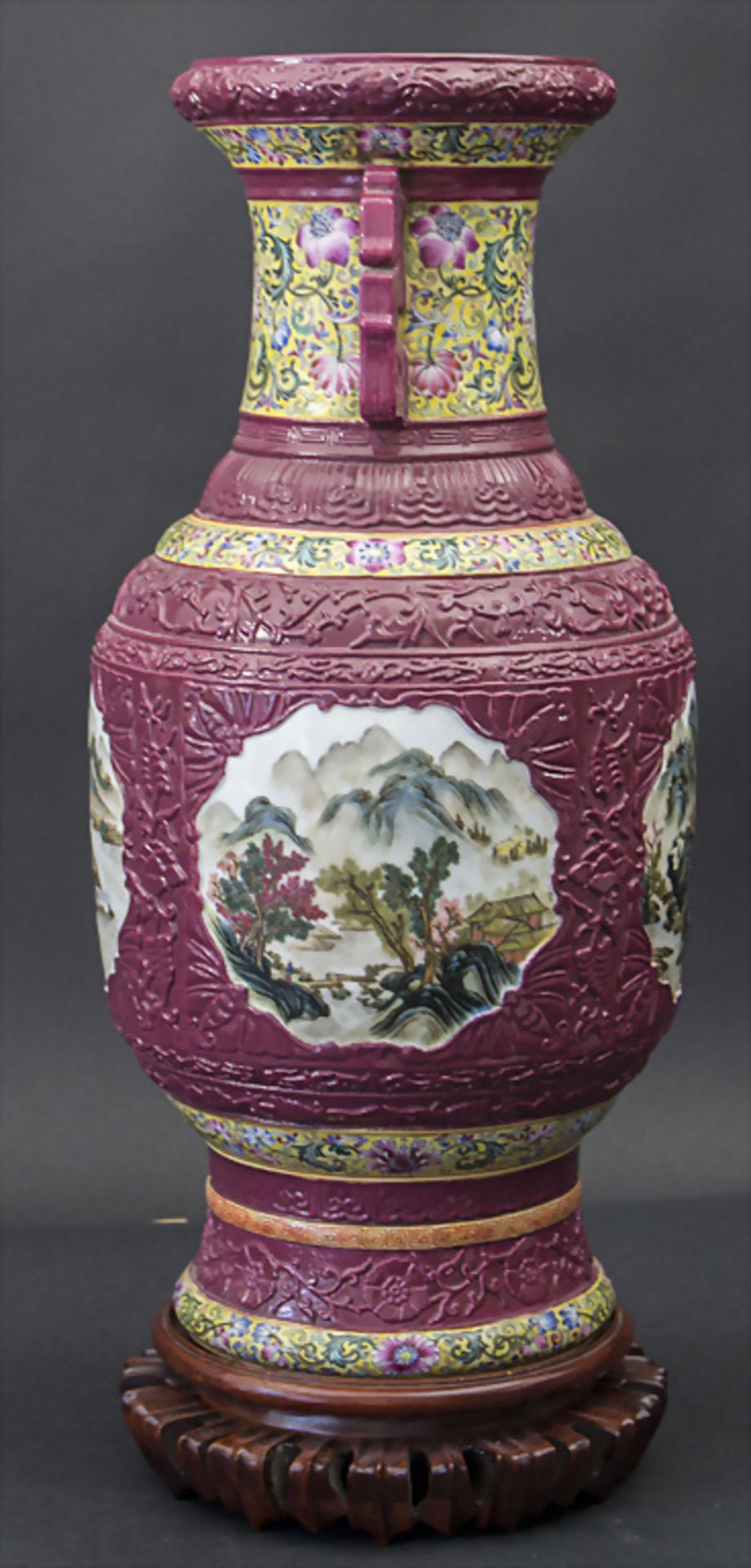 Große Prunkvase / A large splendid porcelain vase, China, wohl Republikzeit (1911-1949) - Image 2 of 5