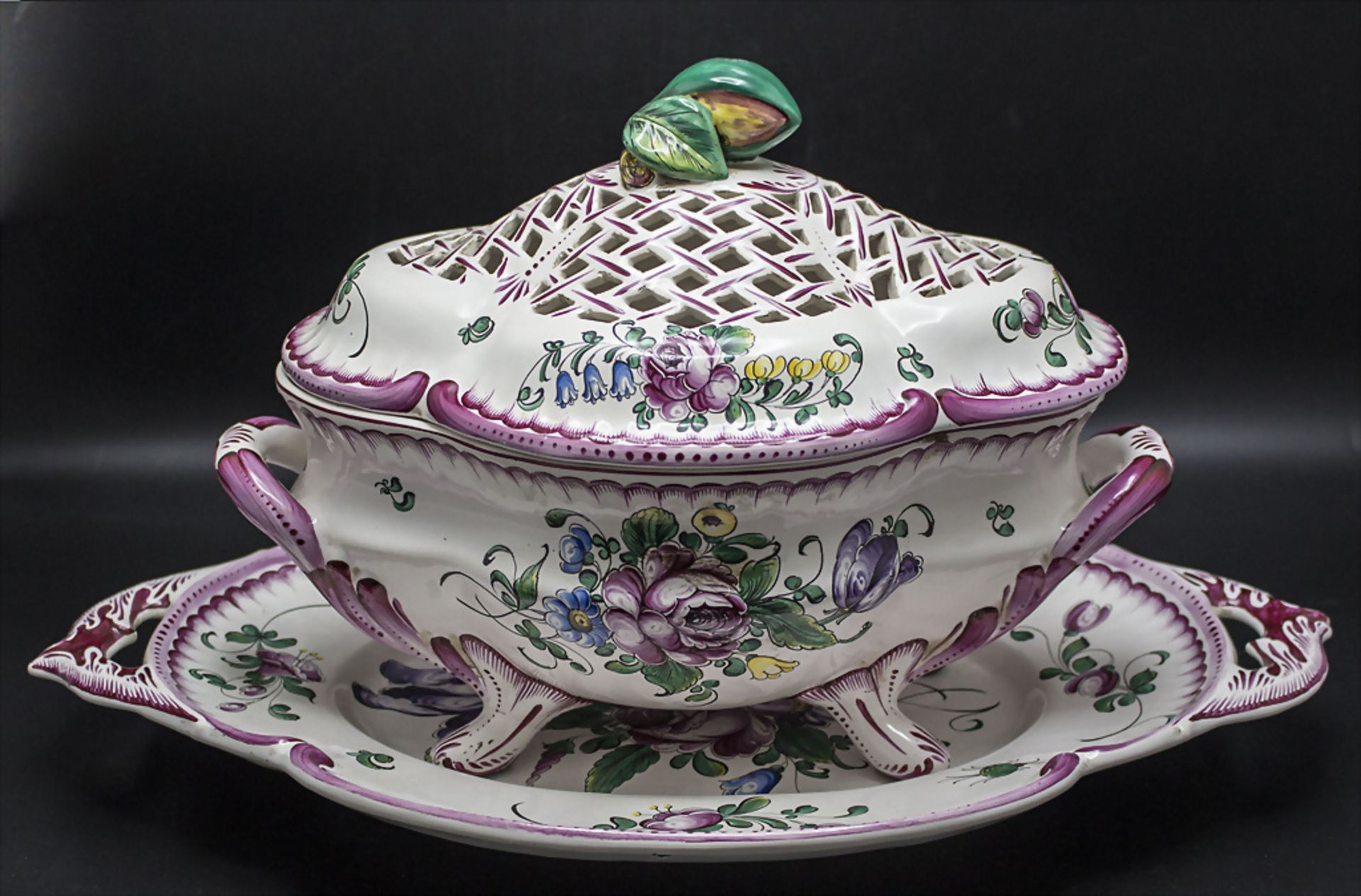 Fayence-Deckelterrine auf Presentoir / A faience lidded tureen on presentoir, wohl Straßburg, ...