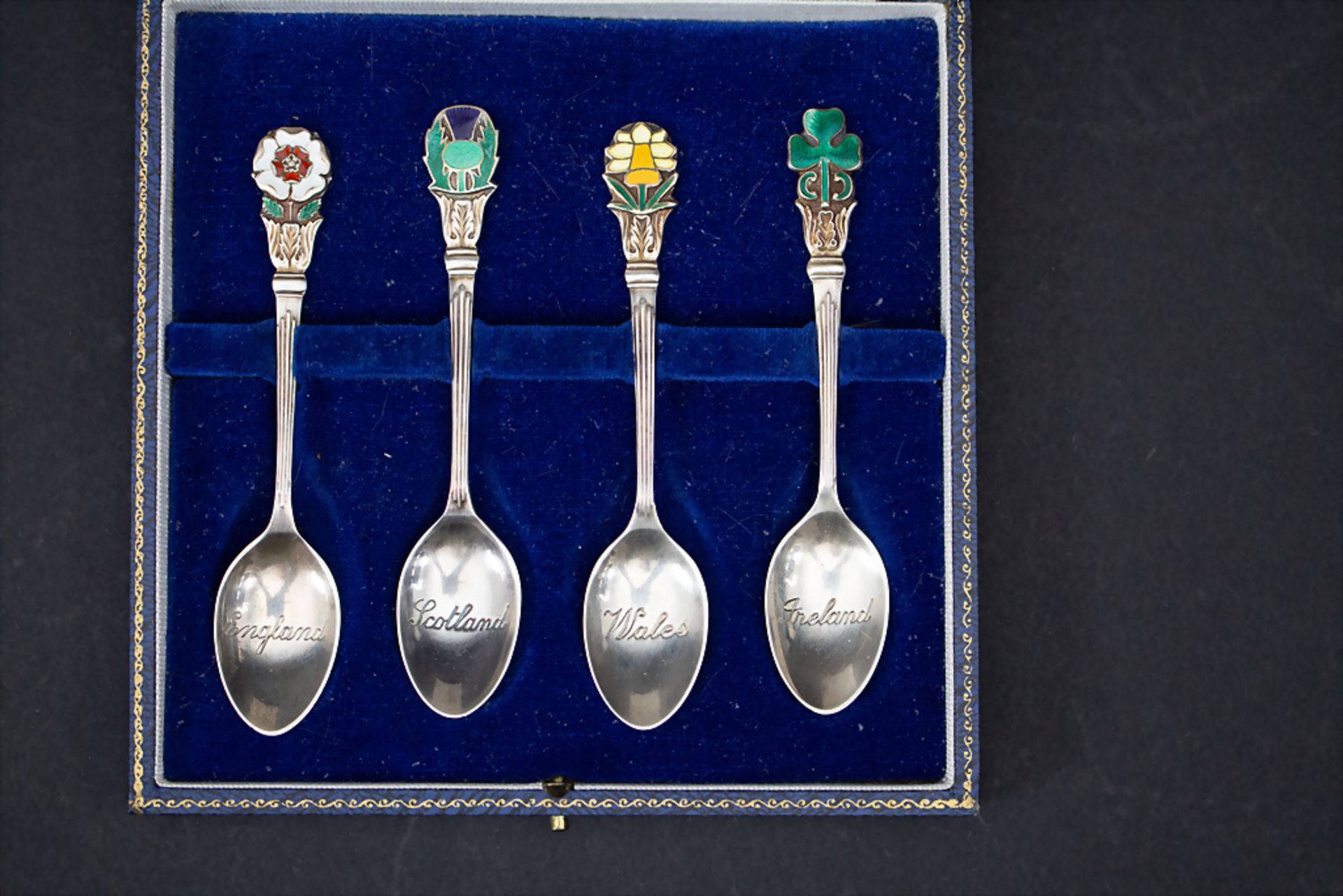 4 Löffel mit Emaildekor im Etui / 4 silver spoons with enamelled national emblems, Collins & ...