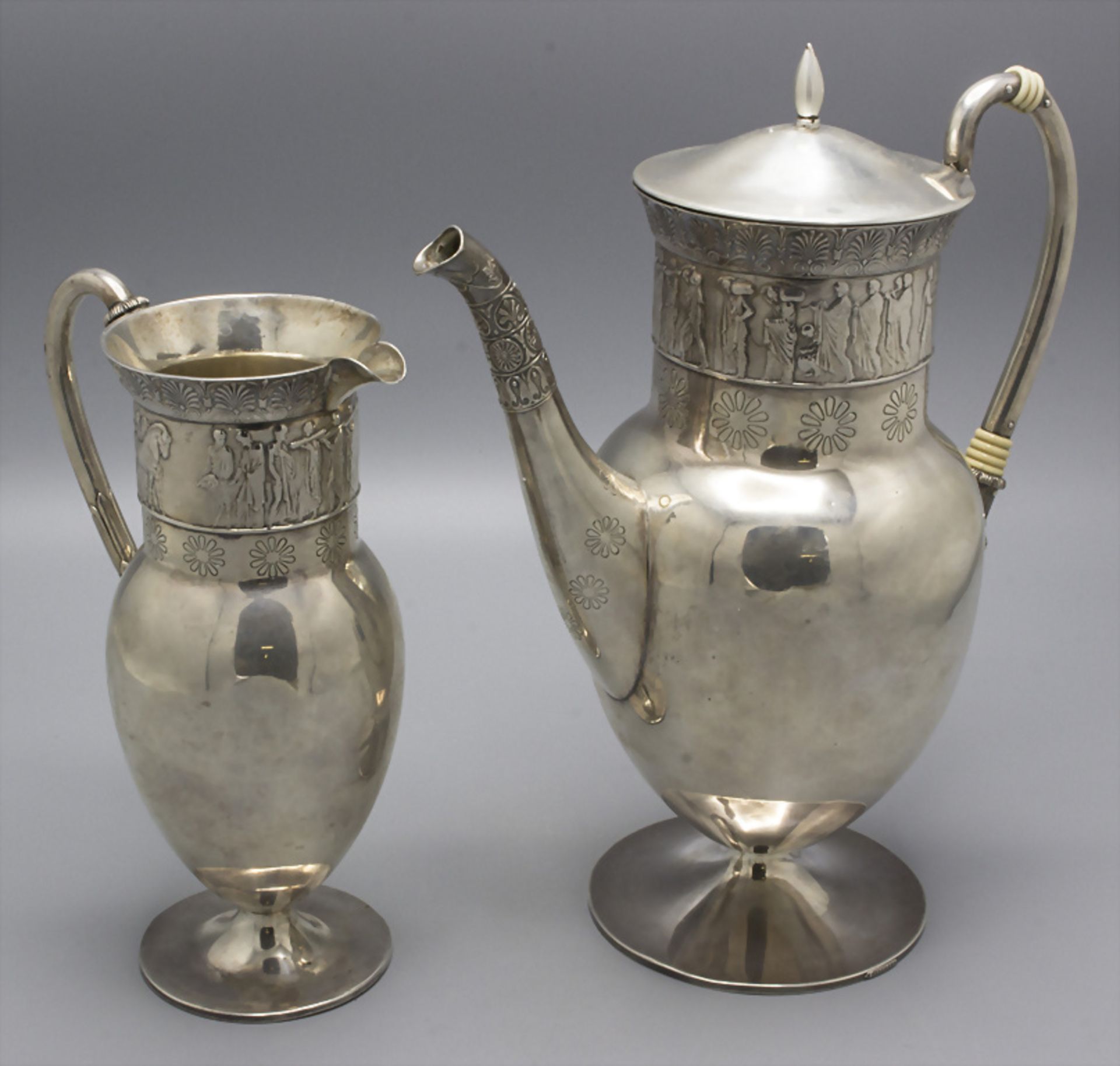 Jugendstil Kaffeekanne und Milchkanne / An Art Nouveau silver coffee pot and milk jug, ...