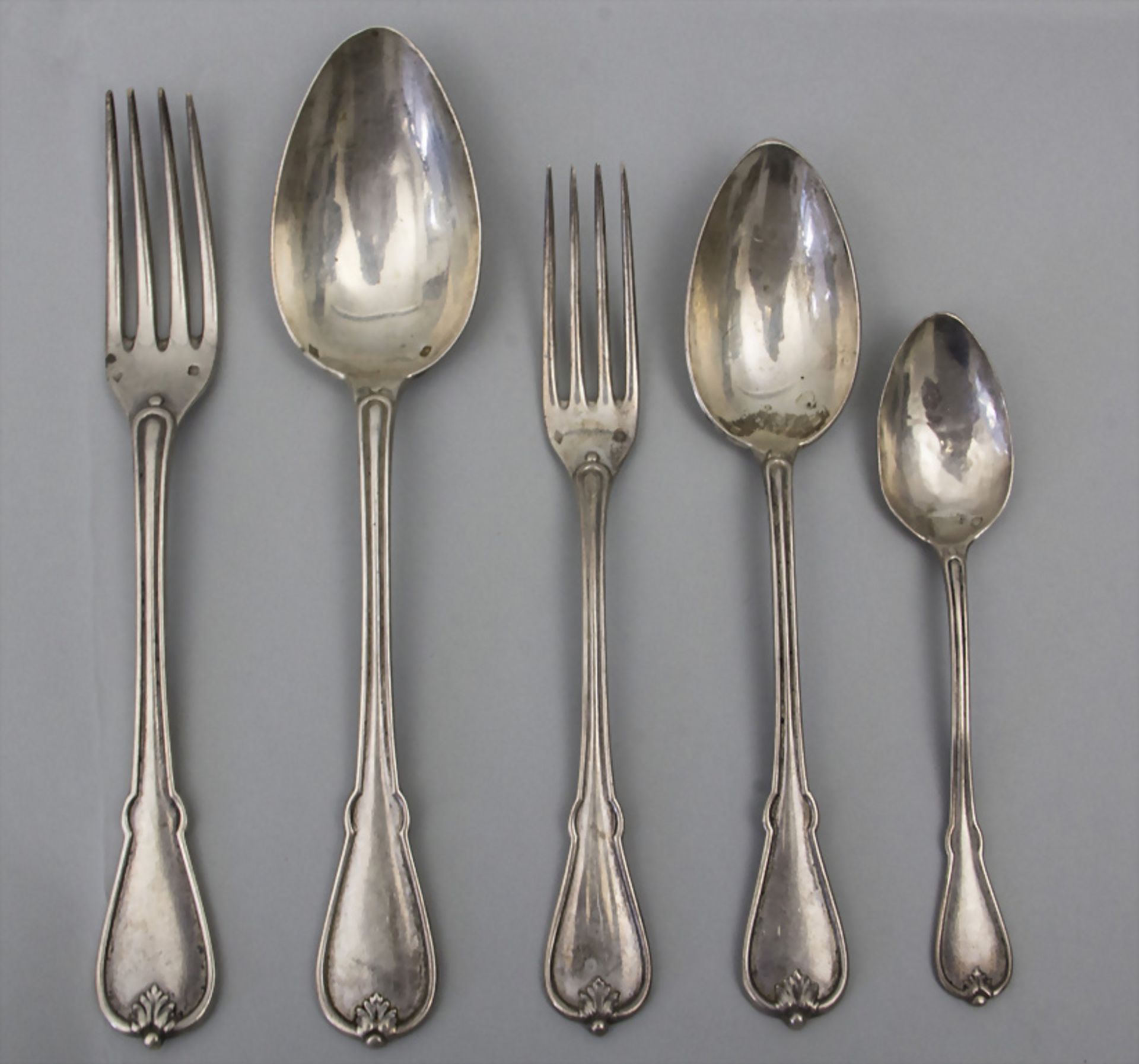 Silberbesteck 61 tlg. / A set of 61 pieces silver cutlery, Hènin Frères, Paris, 1865-1872