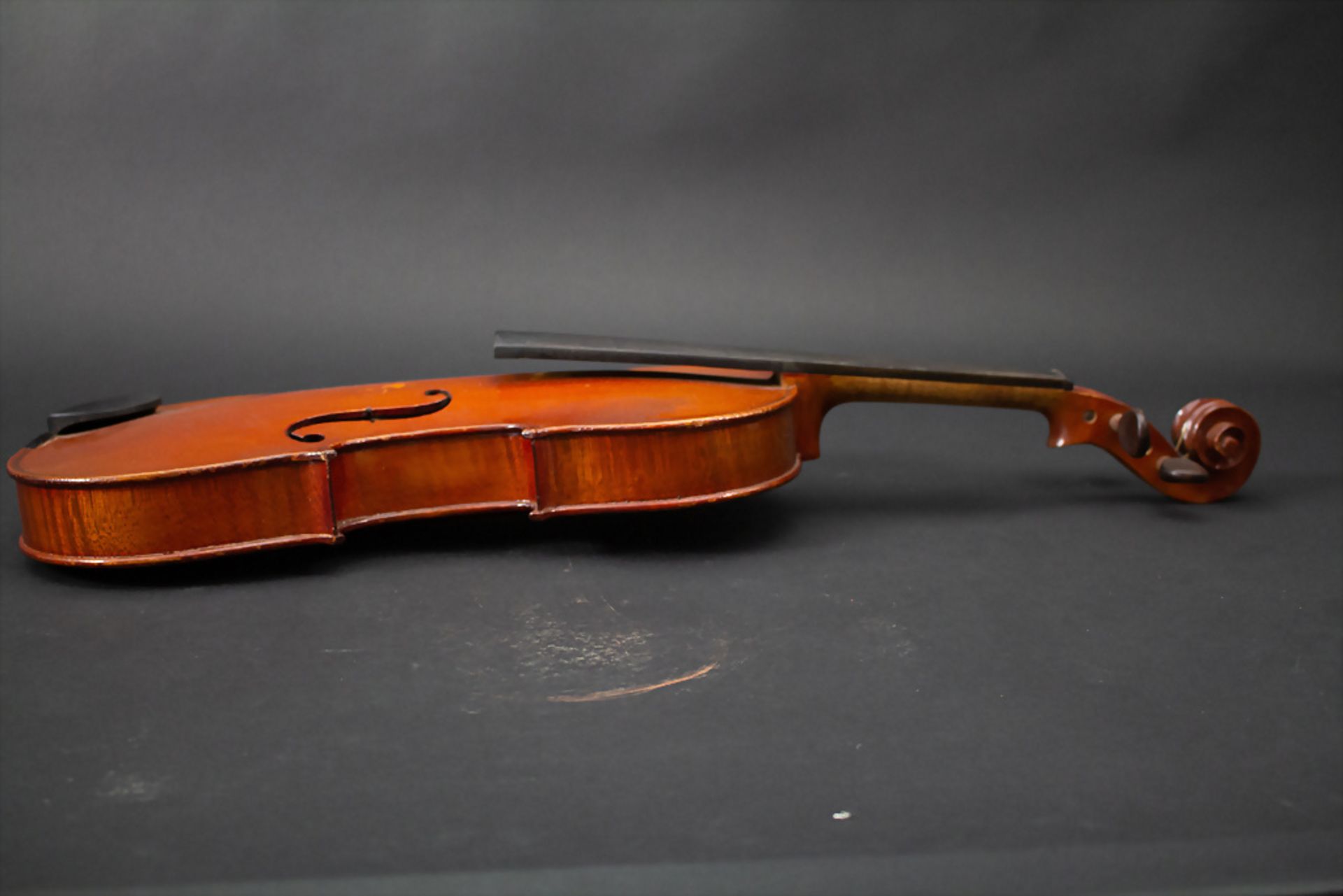Violine mit 2 Bögen / A violin with 2 bows, Frankreich, Mitte 20. Jh. - Bild 10 aus 10