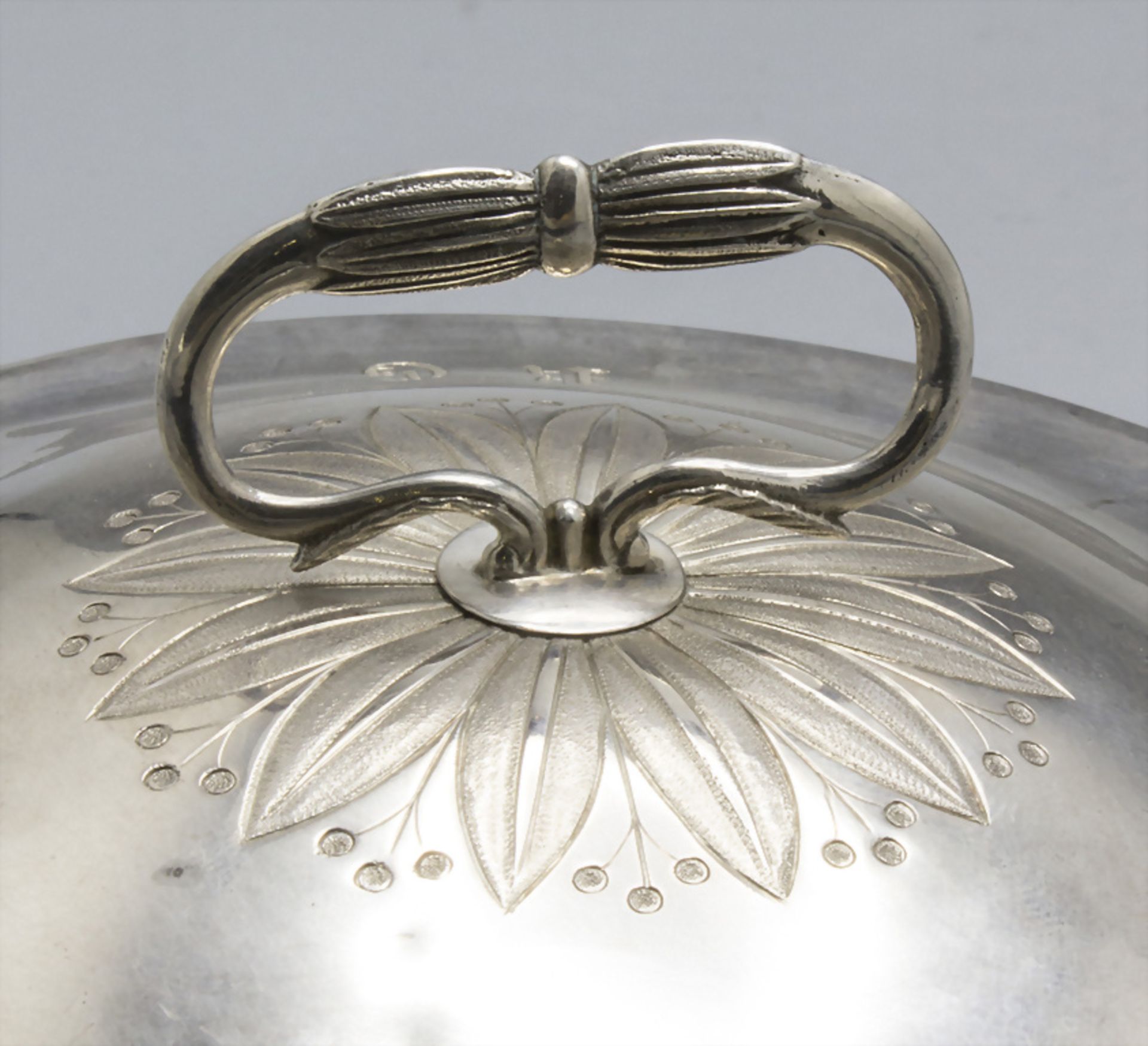 Legumier / Wöchnerinnenschüssel / A silver vegetable tureen with cover, Gap (Hautes Alp), 1803-1809 - Bild 6 aus 8