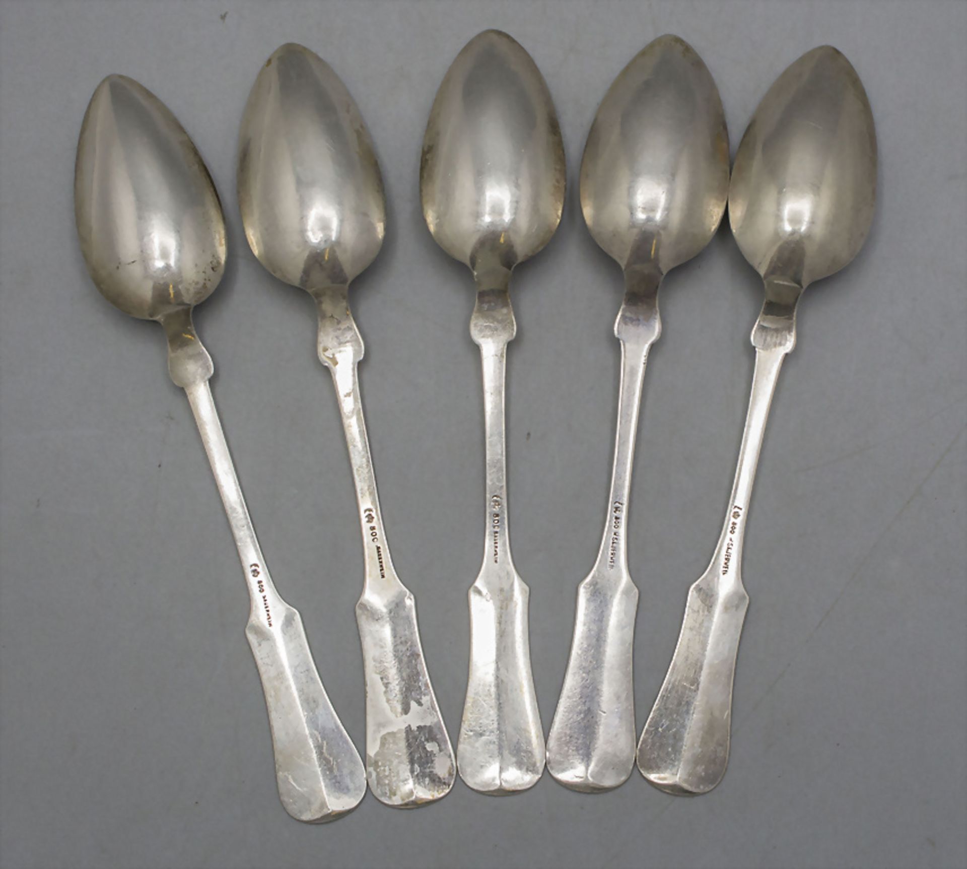 5 monogrammierte Dessertlöffel / 5 silver dessert spoons with monogram, deutsch, 2. Hälfte 19. Jh. - Bild 2 aus 3