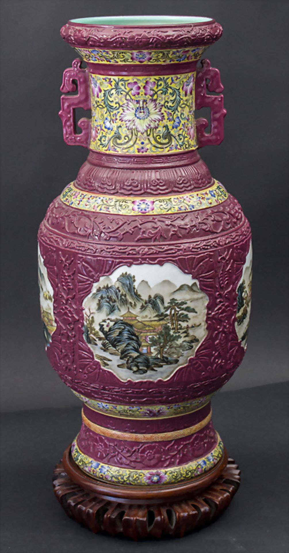 Große Prunkvase / A large splendid porcelain vase, China, wohl Republikzeit (1911-1949) - Bild 3 aus 5