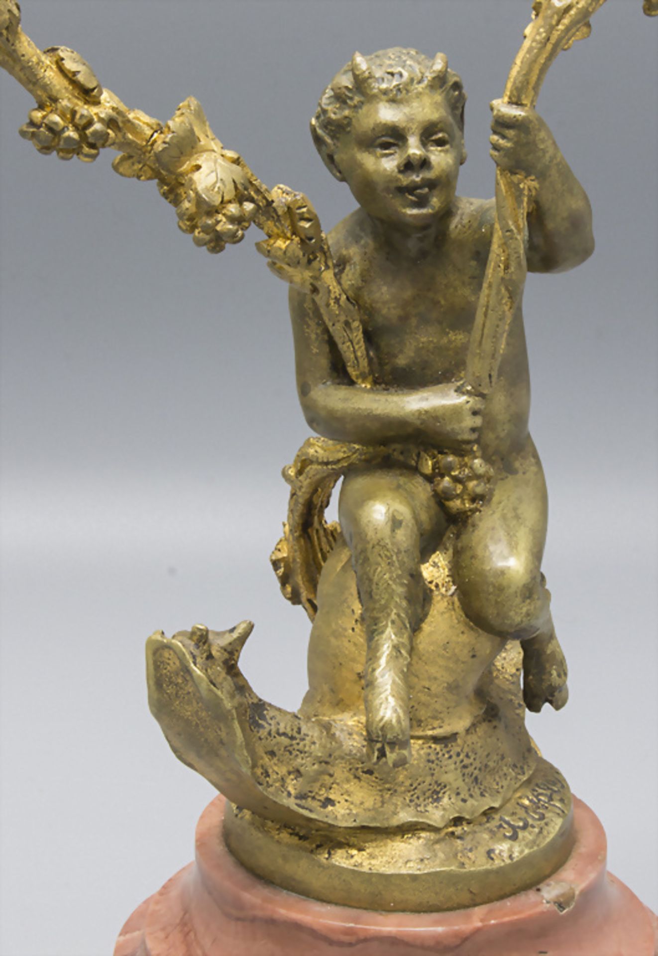 Paar figürliche Bronzeleuchter / A pair of figural candleholders with a girl and a faun on ... - Image 6 of 6