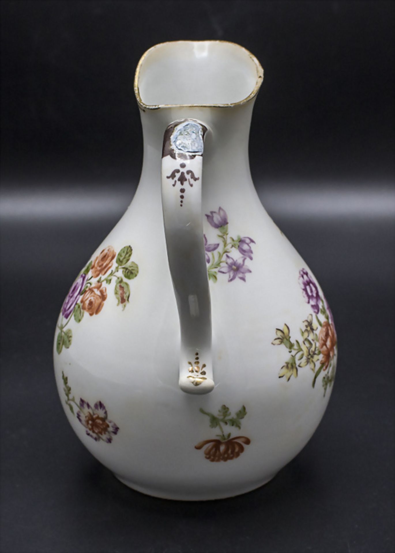 Henkelkrug mit Purpurmalerei / A porcelain jug with purple painting, 18. Jh. - Image 5 of 7