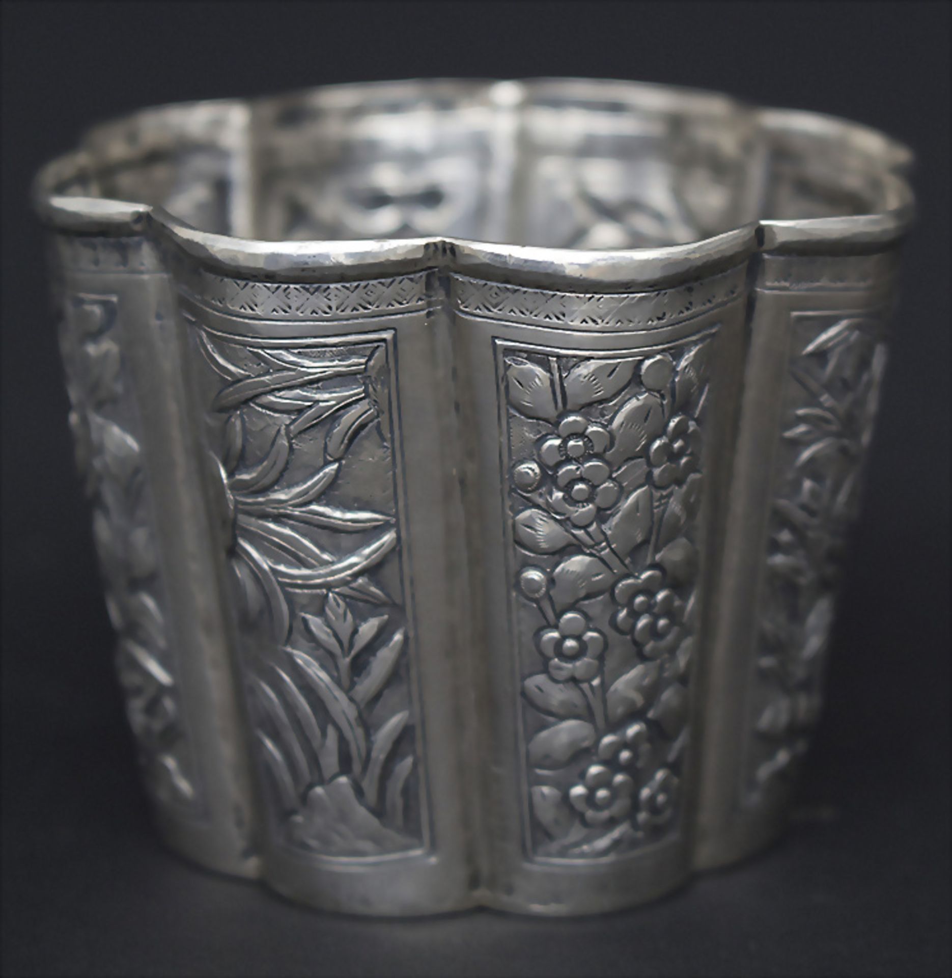 Achtpassiger Becher / A Chinese export silver beaker, TU TIAN XING, Jiujiang um 1900 - Image 3 of 7