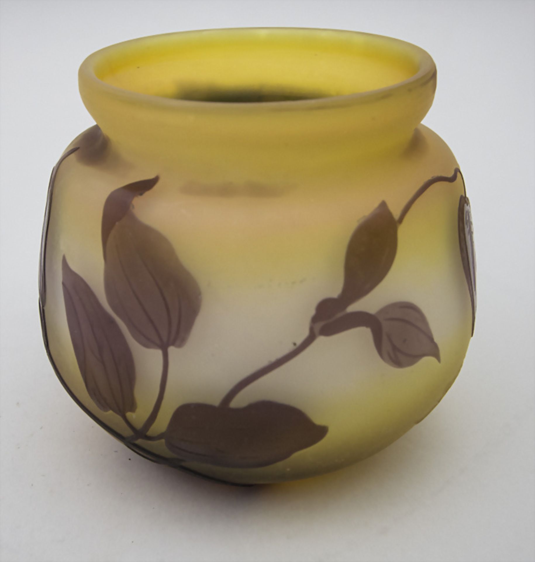 Jugendstil Vase mit Clematis / An Art Nouveau cameo glass vase with clematis, Emile Gallé, ...