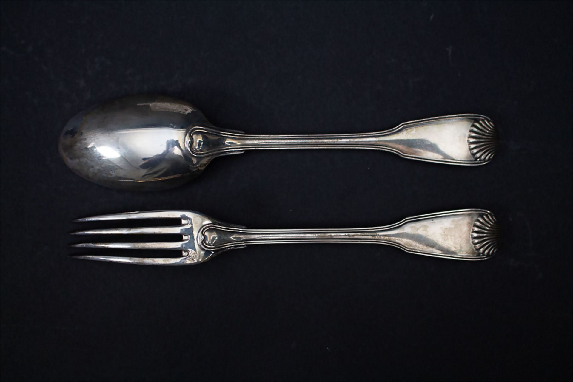 Gabel und Löffel im Etui / A silver fork and a spoon in a box, Hènin & Cie., Paris, um 1900