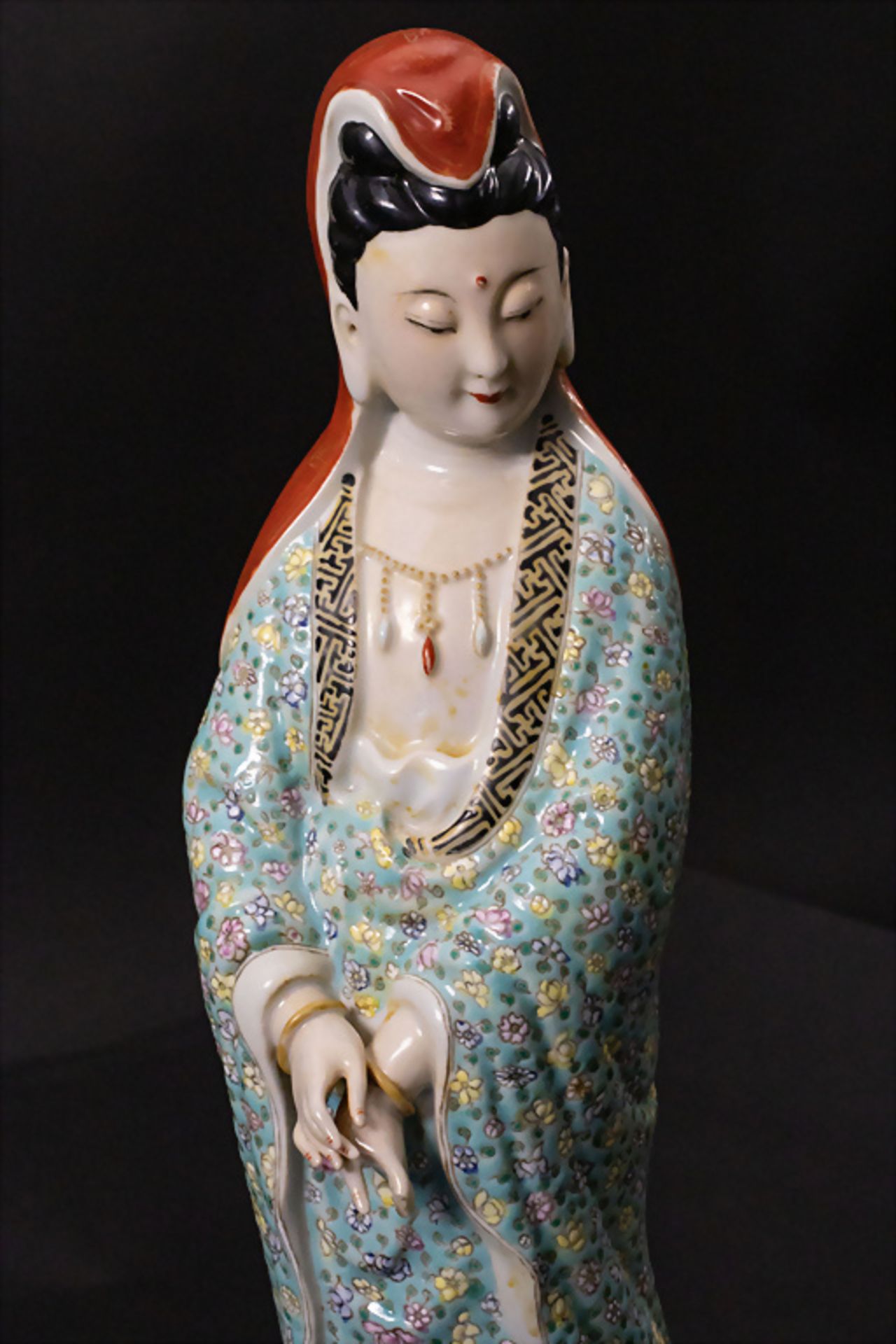 Große Guanyin auf zweireihigem Lotussockel / A grand Guanyin on a lotus pedestal, China, 20. Jh. - Image 3 of 7