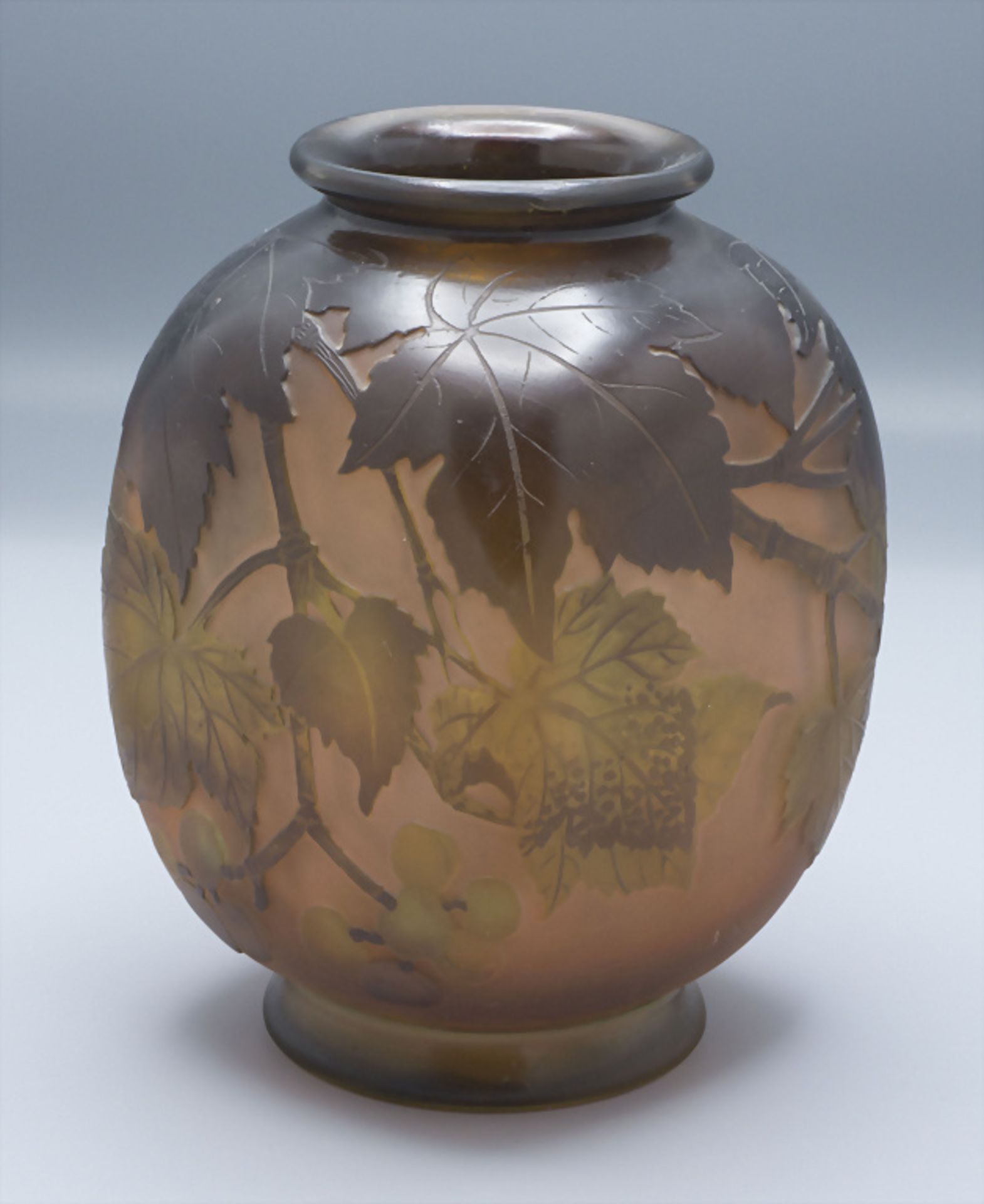 Jugendstil Vierkantvase mit Weinranken / An Art Nouveau square cameo glass vase with vine ... - Bild 2 aus 7