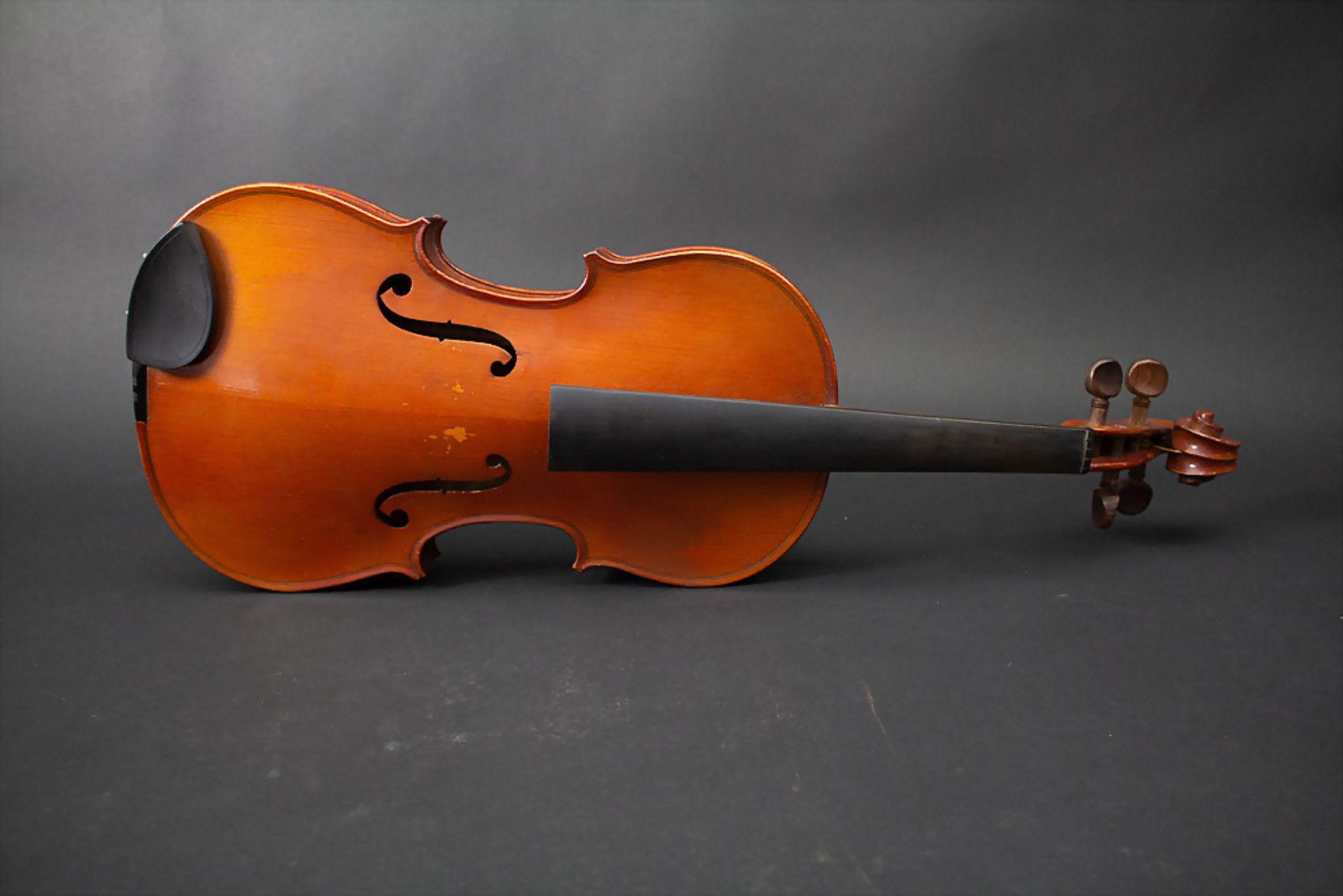 Violine mit 2 Bögen / A violin with 2 bows, Frankreich, Mitte 20. Jh. - Image 5 of 10