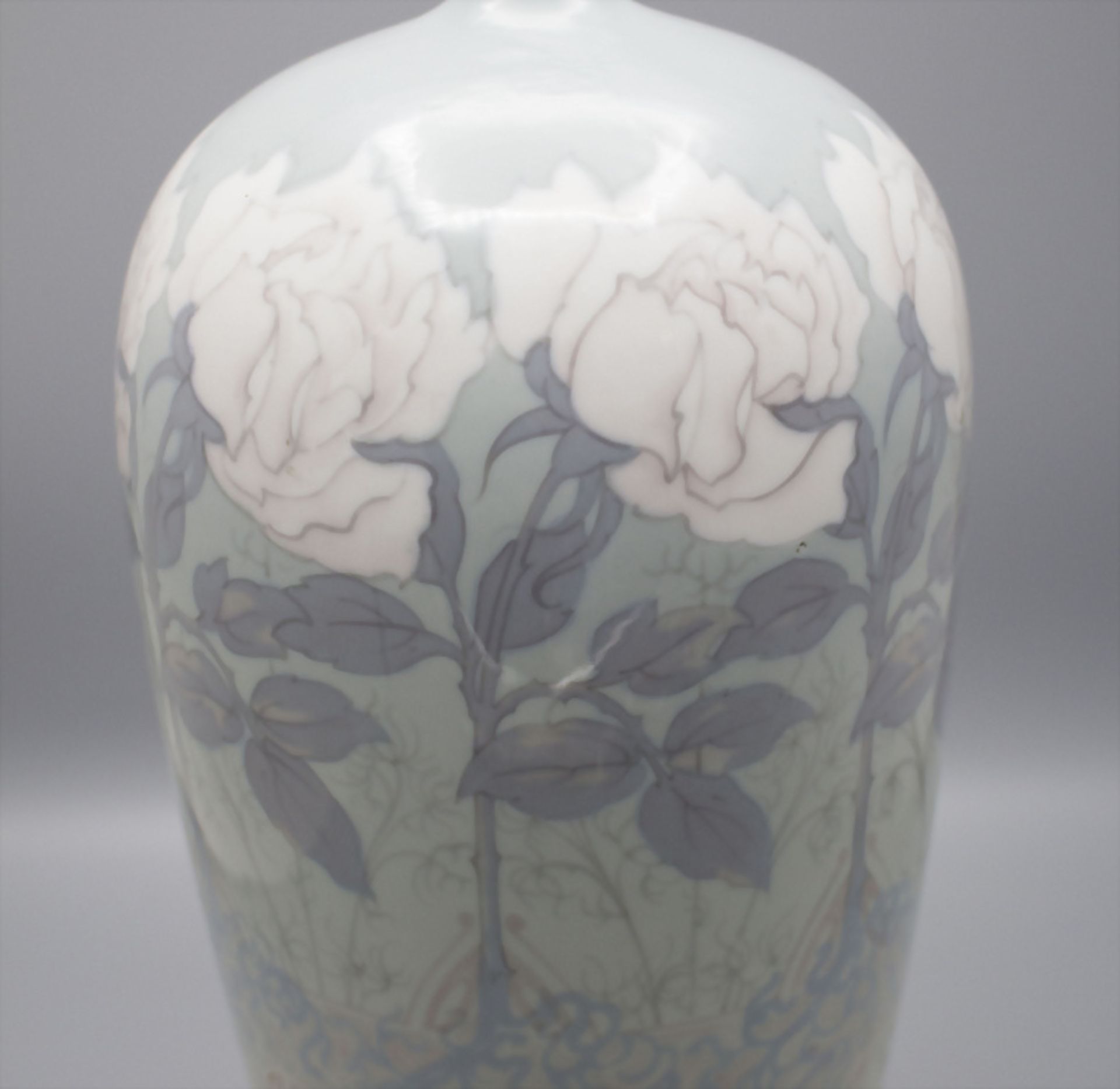 Große Jugendstil Vase mit weißen Rosen / An Art Nouveau vase with white roses, Wiliam Guérin & ... - Bild 3 aus 5