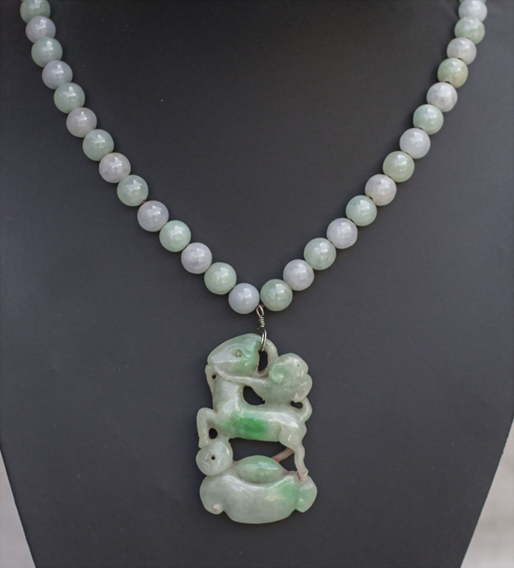 Jadekette mit Glückssymbol / A jade necklace with a lucky symbol, China, Qing-Dynastie (1644-1911)