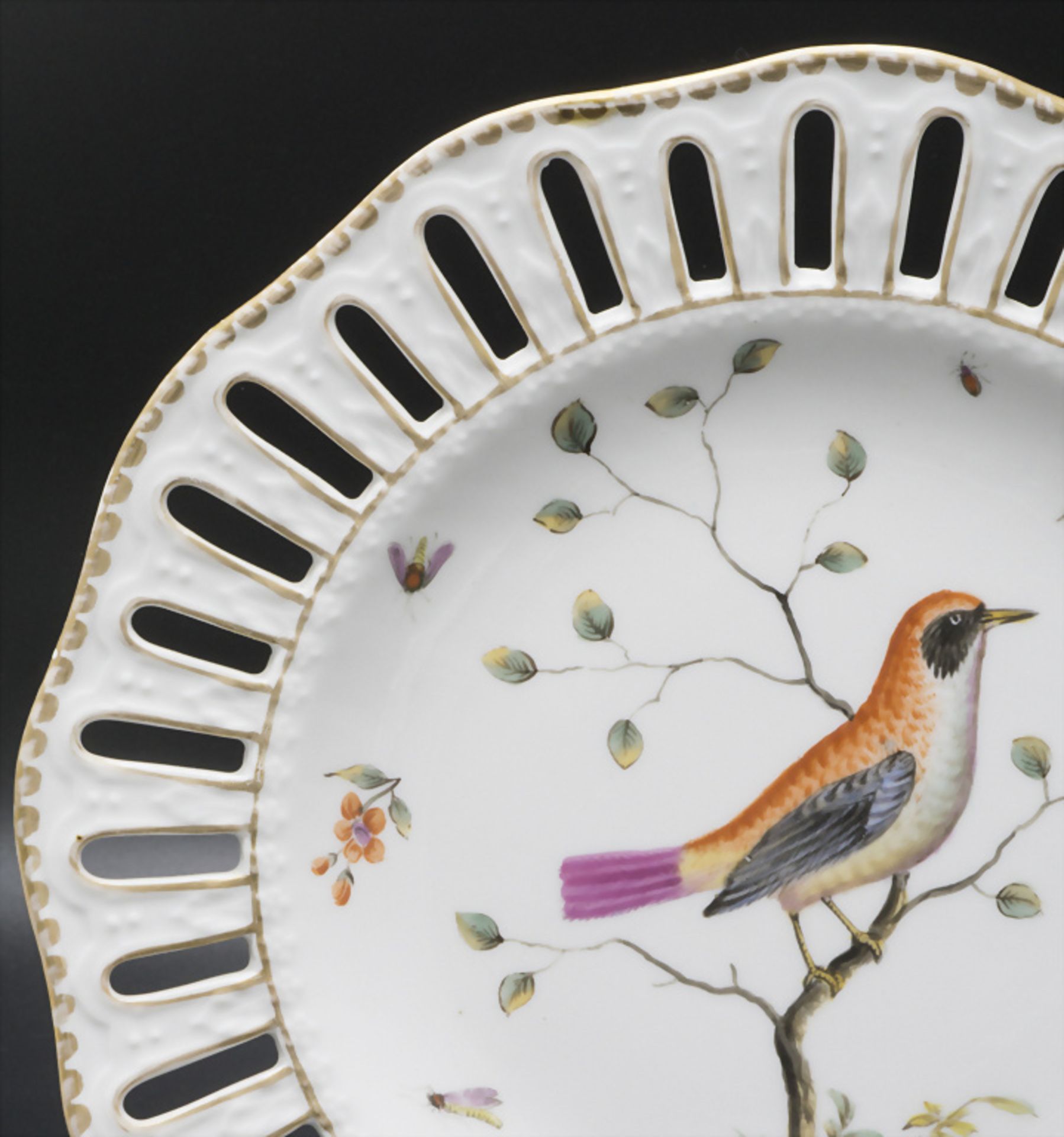 Durchbruchteller mit Vogelmalerei / A reticulated plate with bird painting, Meissen, wohl ... - Bild 2 aus 4