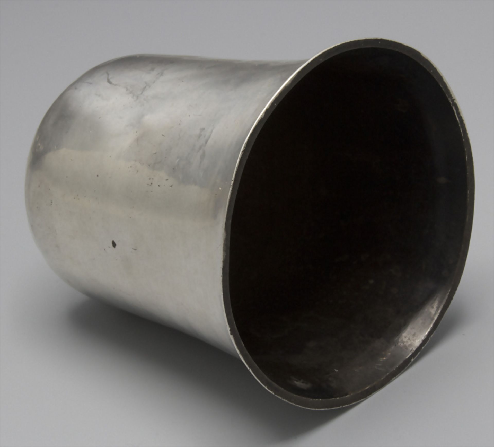 Glockenbecher / Timbale en argent massif / A bell shaped silver beaker, Puy de Dome, Clermont ... - Image 3 of 5