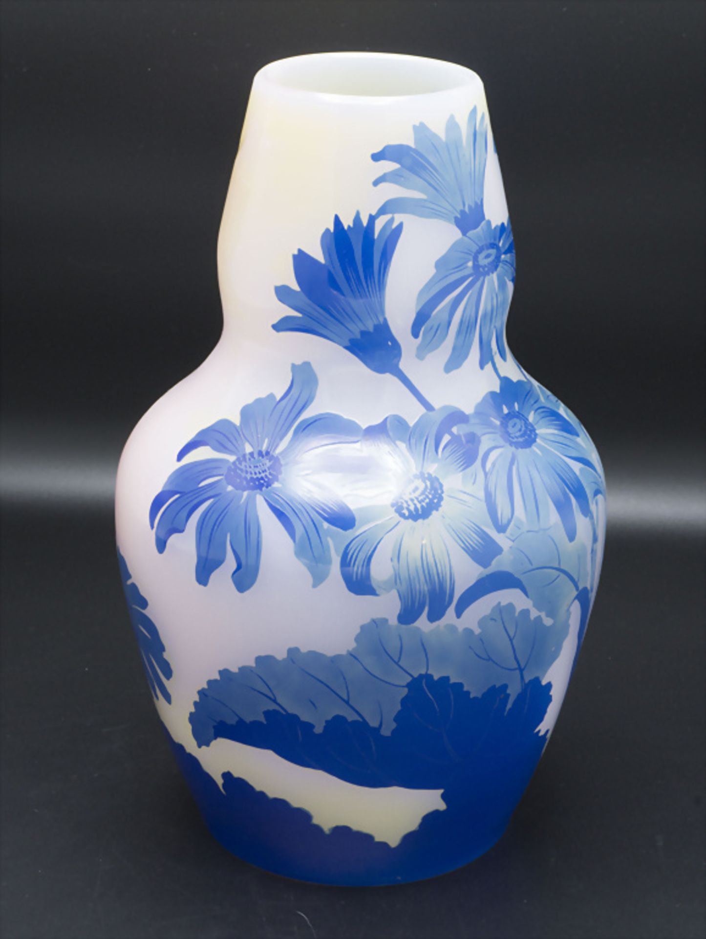 Jugendstil Kürbis-Vase mit Sonnenblumen / An Art Nouveau cameo glass vase with sunflowers, ... - Bild 4 aus 7