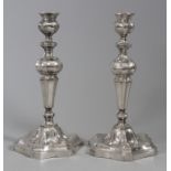 Paar Kerzenleuchter / A pair of silver candleholders / Une paire de bougeoirs en argent massif ...