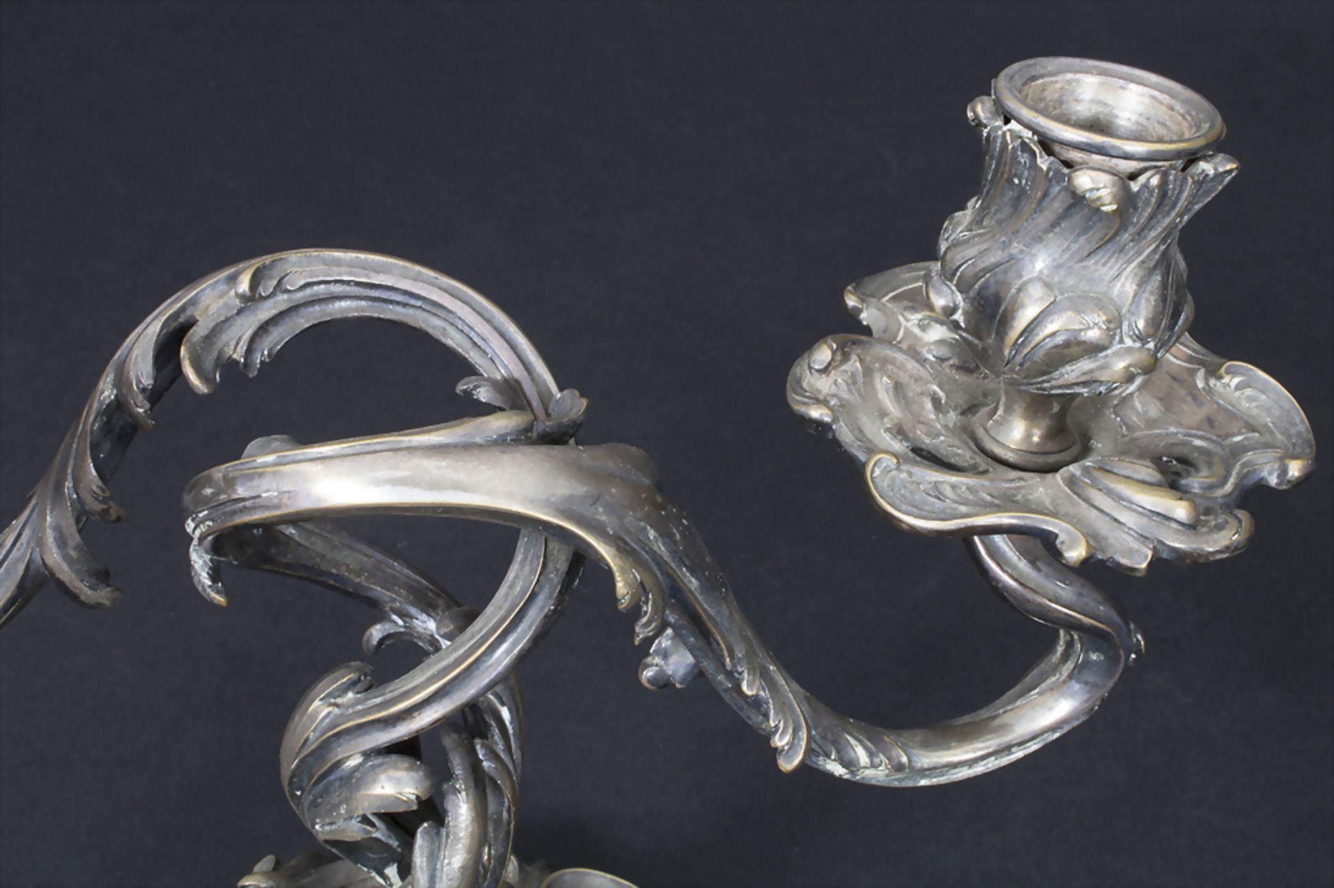 Paar 2-armige Bronzeleuchter, 2. Rokoko / A pair of bronze candleholders, Frankreich, um 1850 - Image 4 of 6